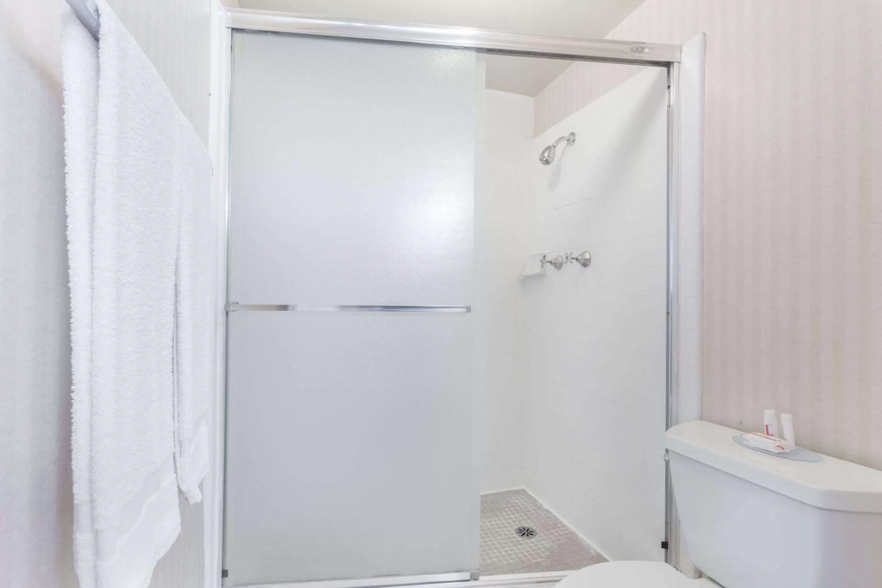 Photo of the whole room in Travelodge by Wyndham San Francisco Airport North