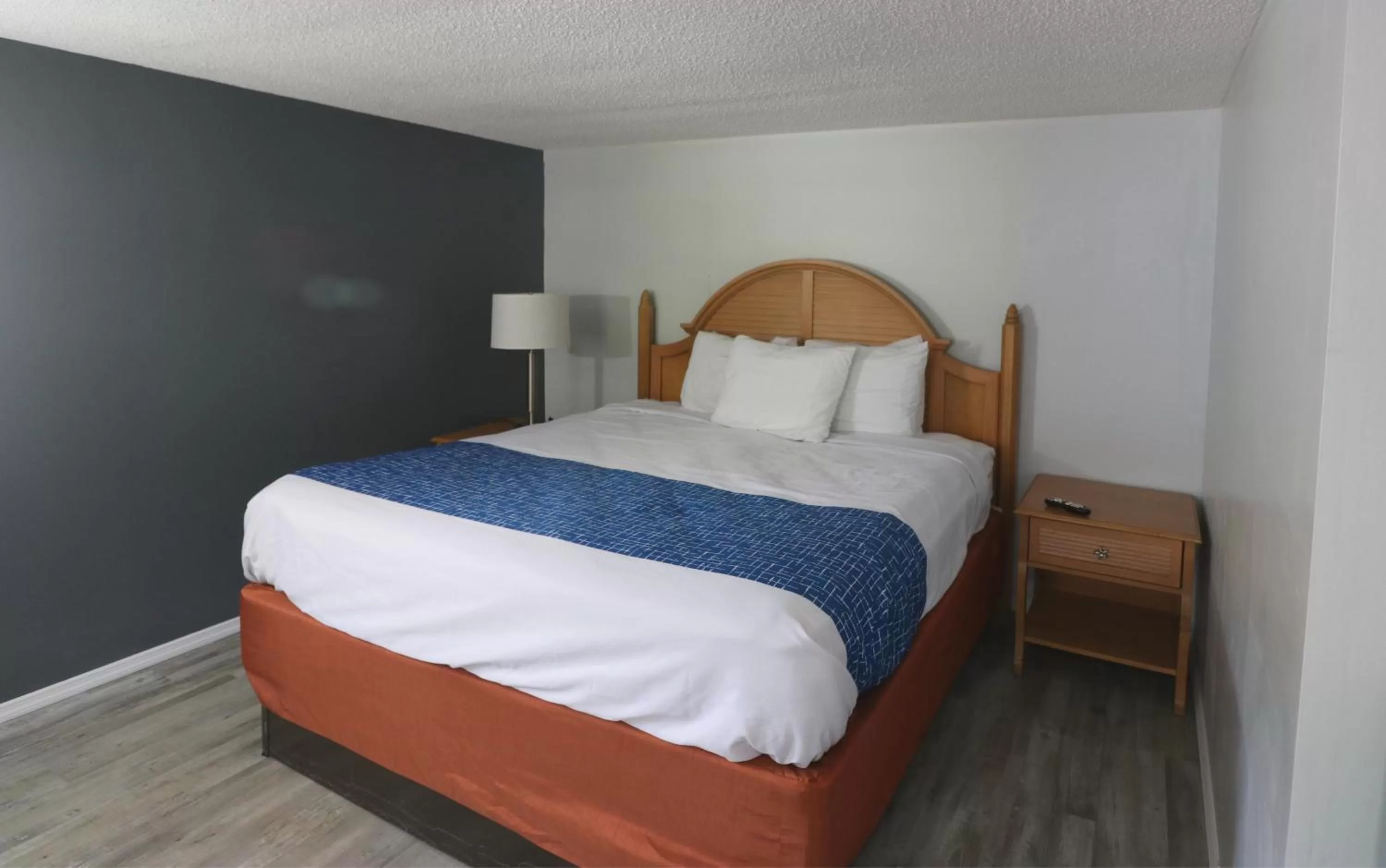 Photo of the whole room, Bed in Travelodge by Wyndham Gatlinburg
