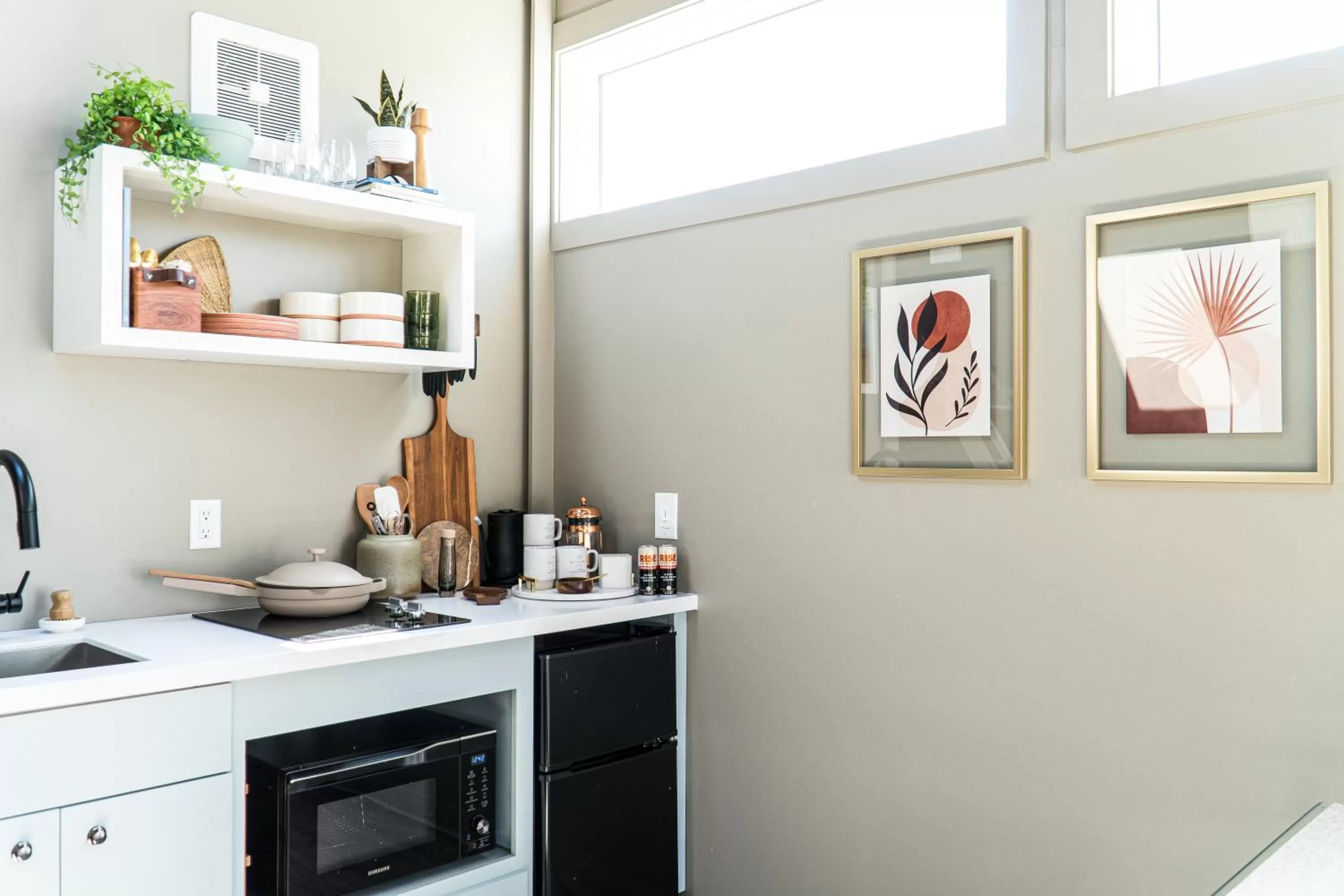 Coffee/tea facilities in Ironwood Grove, Tiny House Hotel