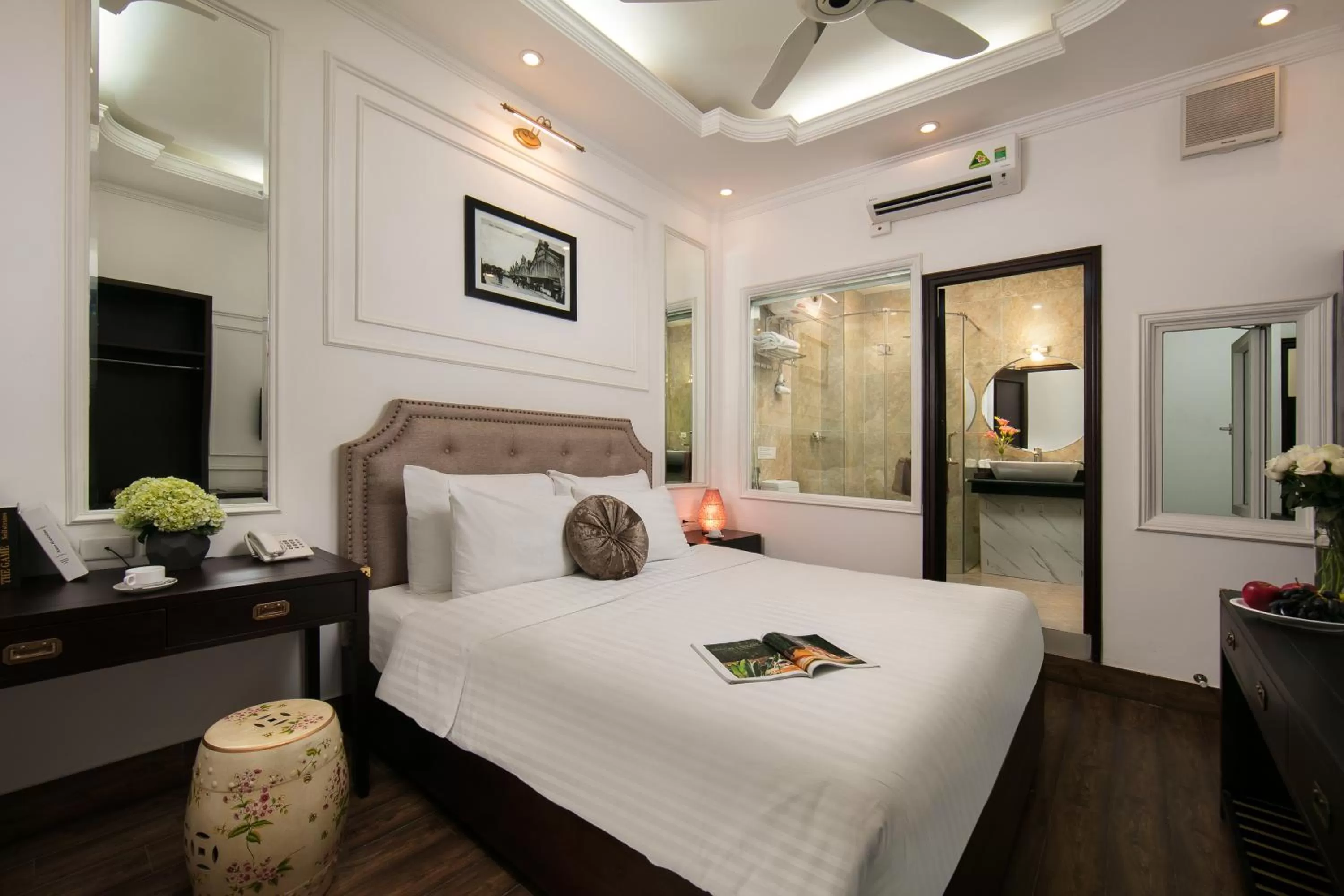 Photo of the whole room, Bed in Golden Rooster Hotel