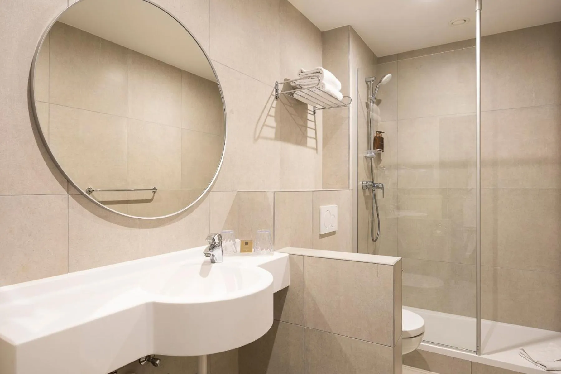 Bathroom in Aris Grand Place Hotel