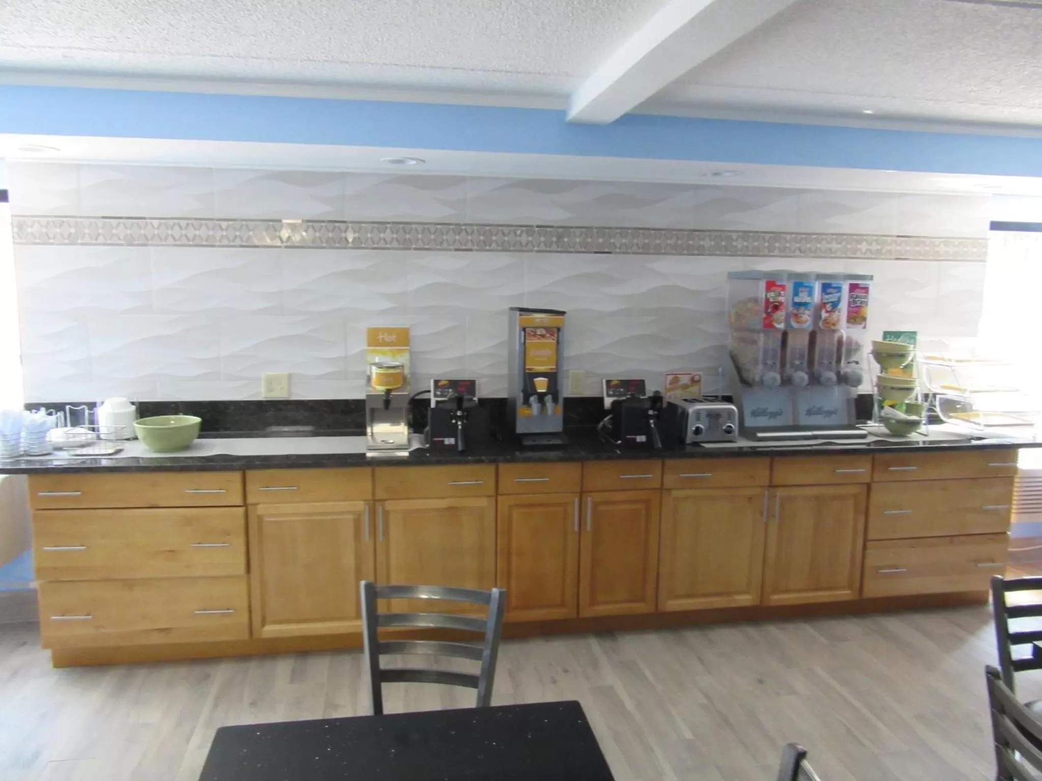 Breakfast in Quality Inn & Suites near Six Flags East