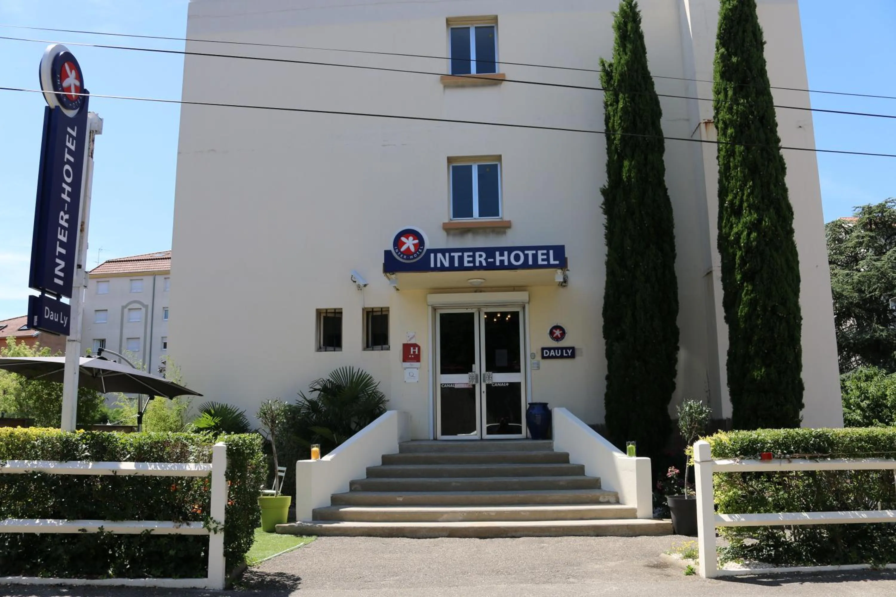 Facade/entrance in The Originals City, Hôtel Dau Ly, Lyon Est