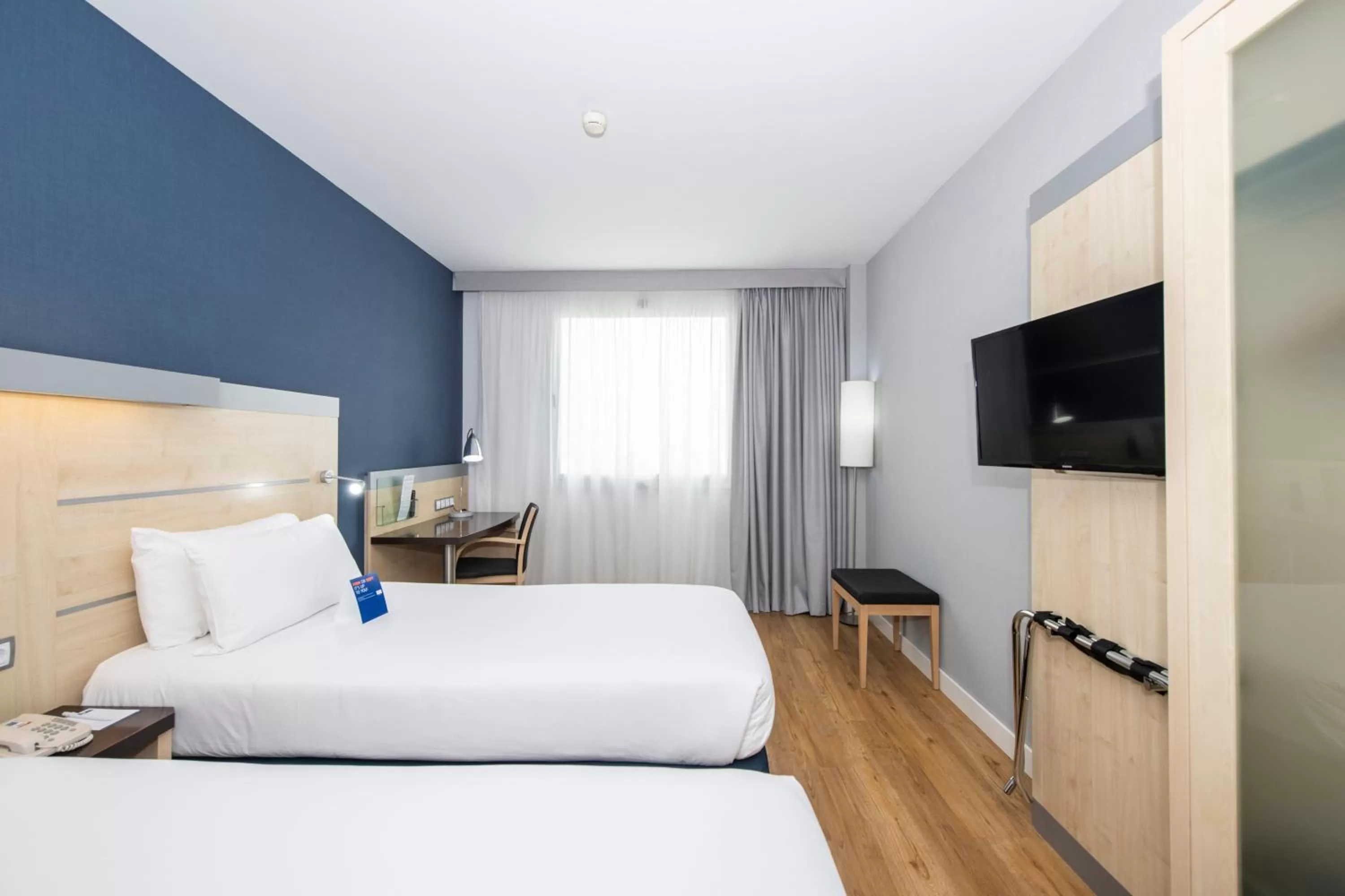 TV and multimedia, Bed in Holiday Inn Express Barcelona City 22@ by IHG