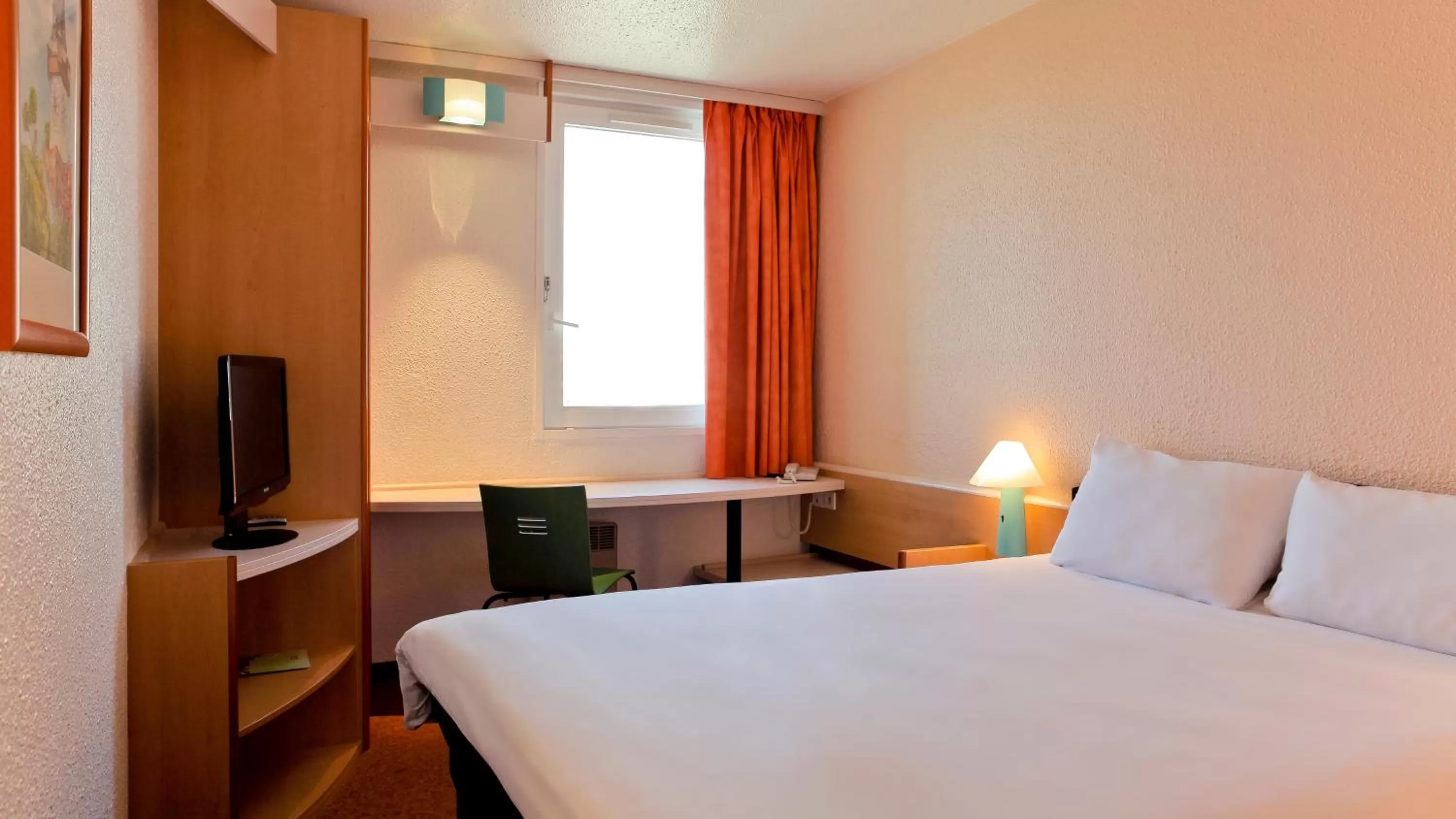 Bed in ibis Paris Montmartre Sacré-Coeur