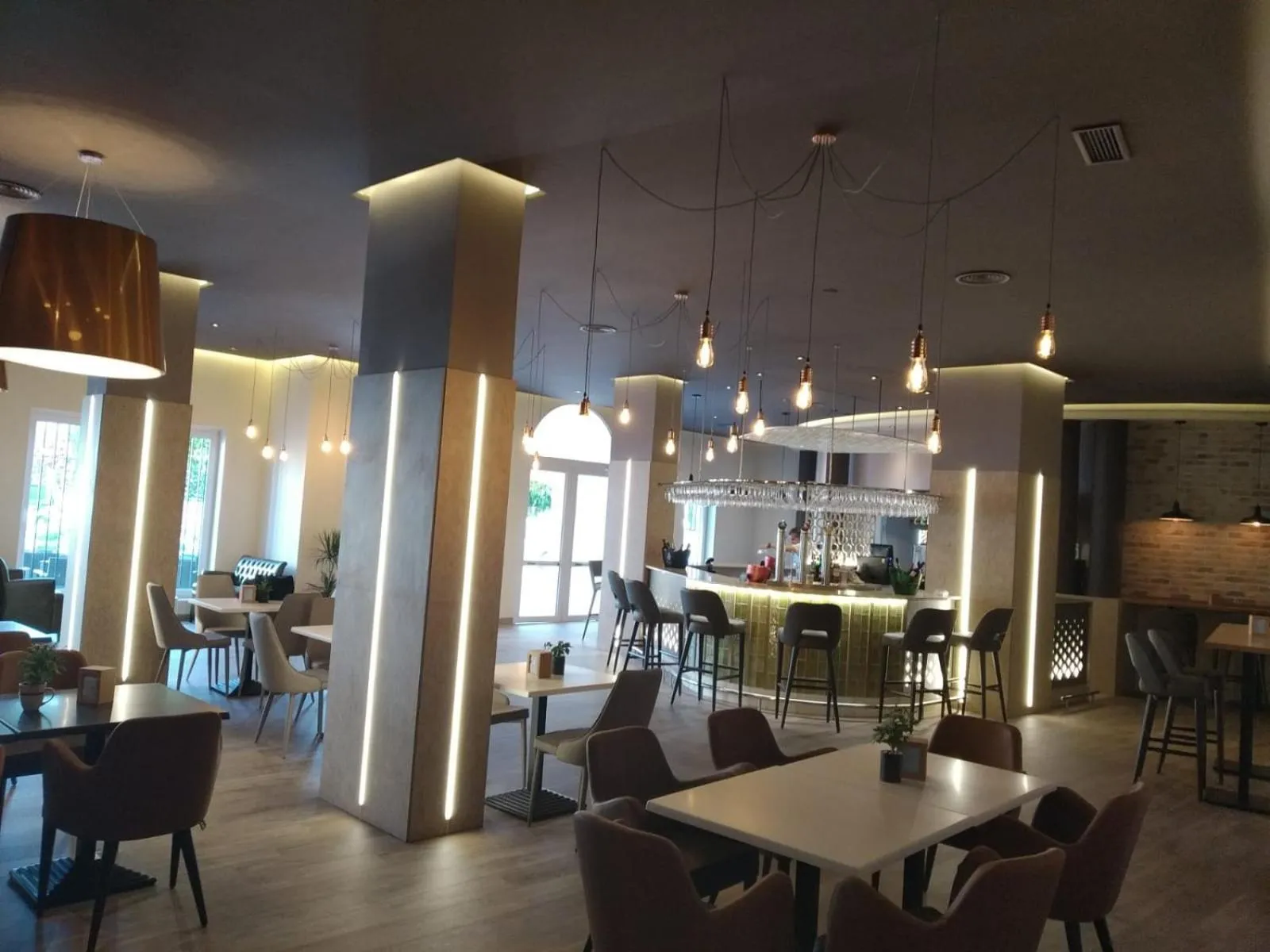 Restaurant/places to eat in Hotel Castillo