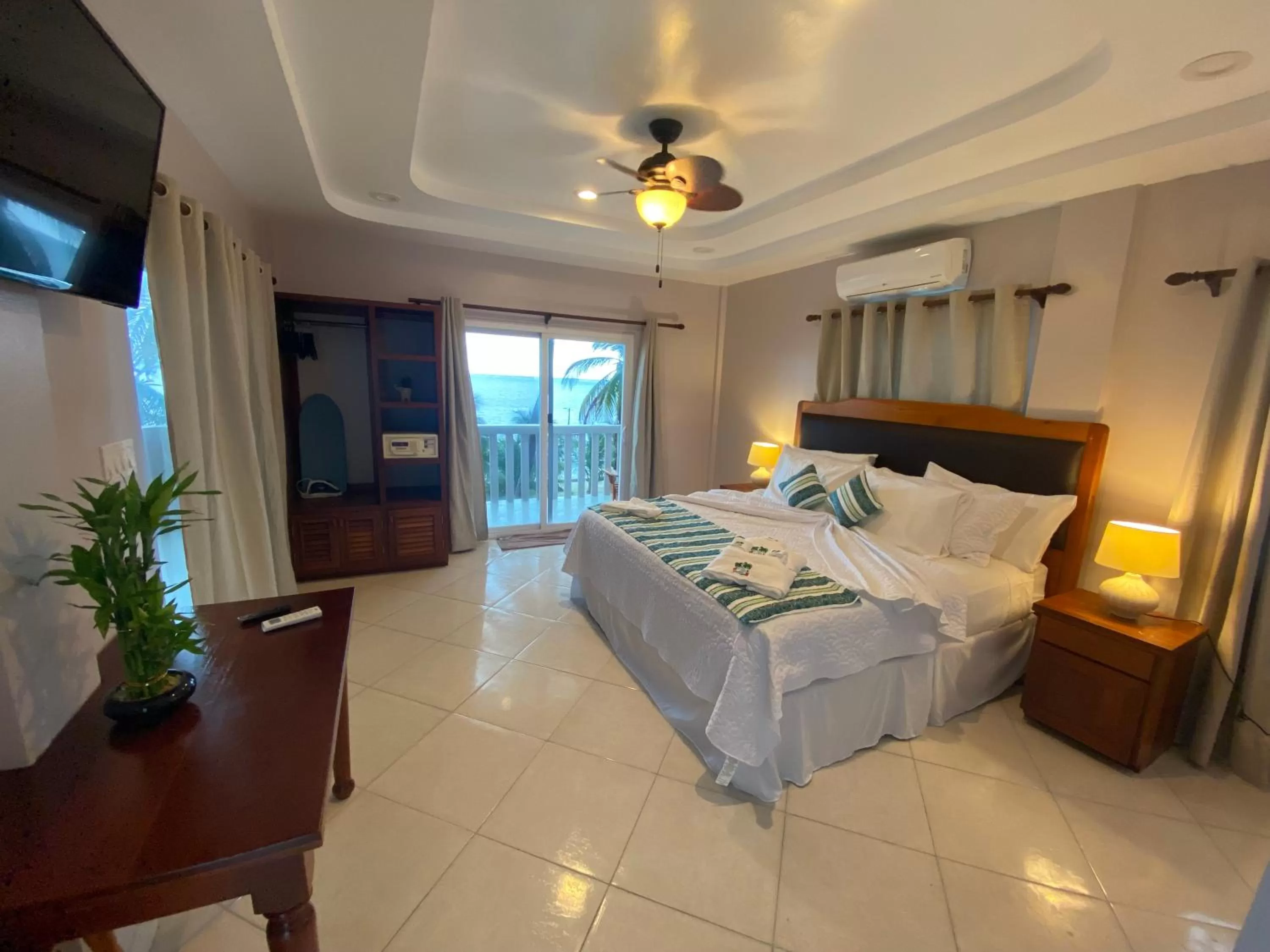 Bathroom, Bed in La Isla Resort