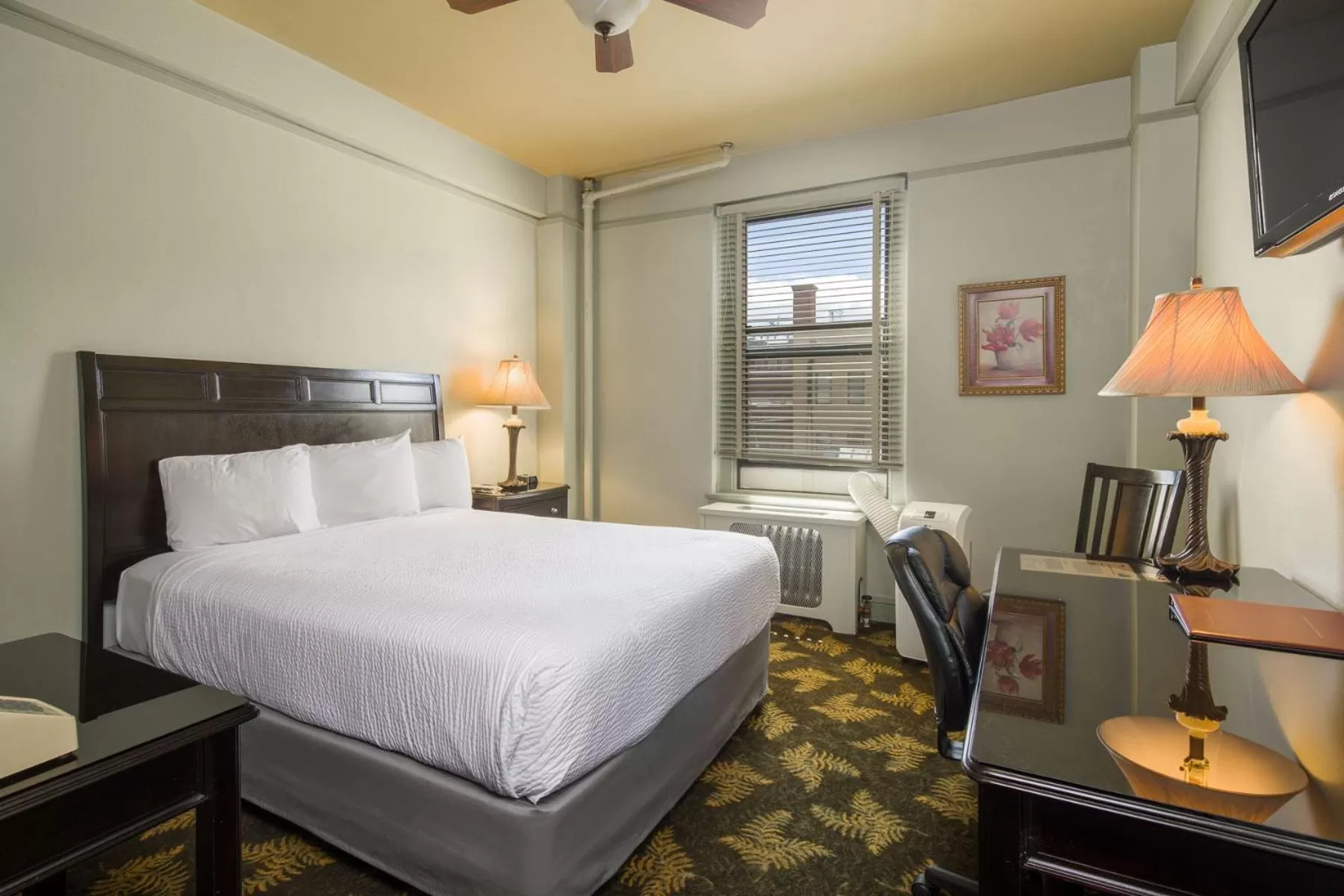 Bed in Finlen Hotel and Motor Inn