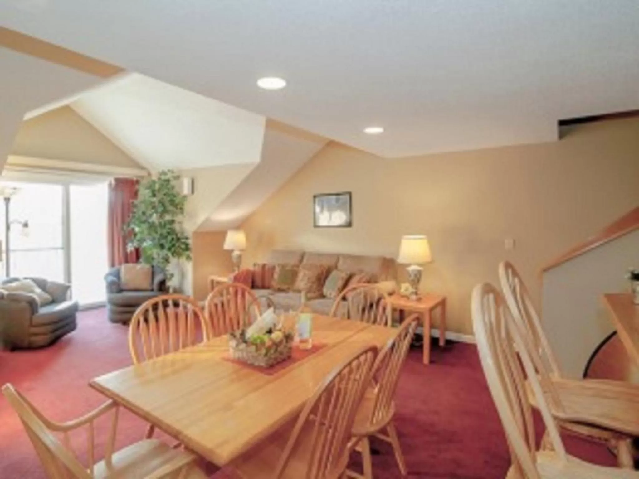 Photo of the whole room, Restaurant/Places to Eat in Rivergreen Resort