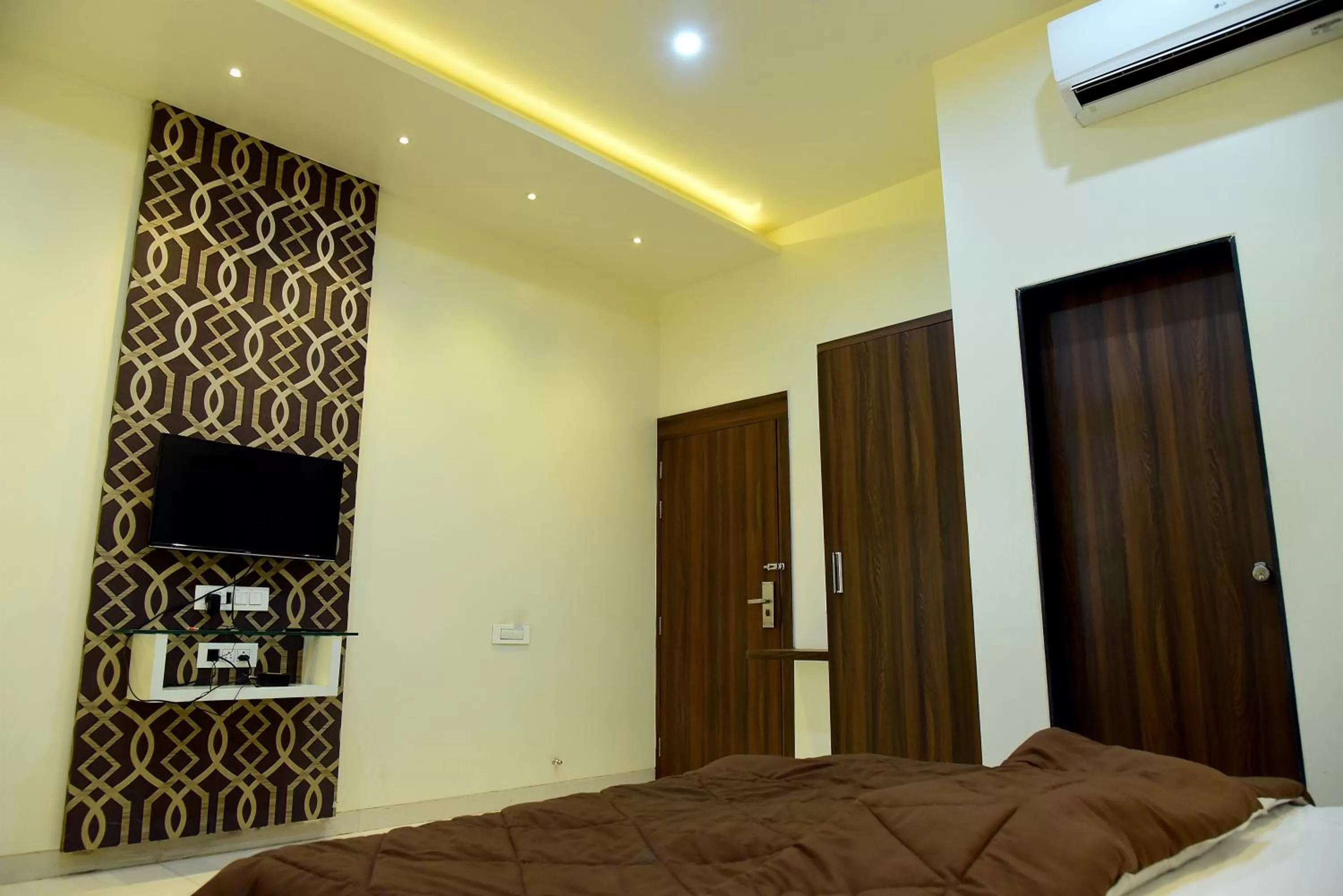 Communal lounge/ TV room, Bed in Hotel Pushpak