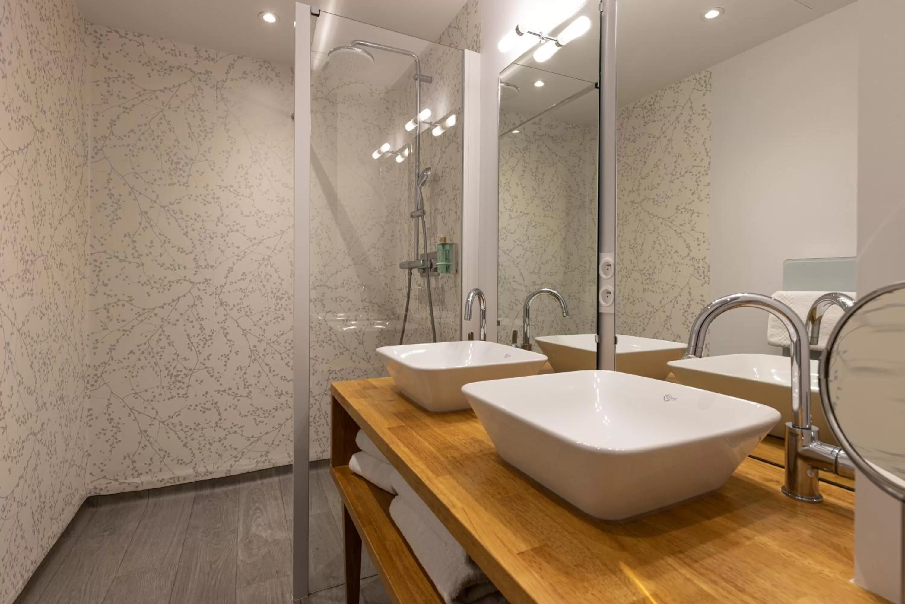 Shower in Hôtel-Restaurant des Augustins