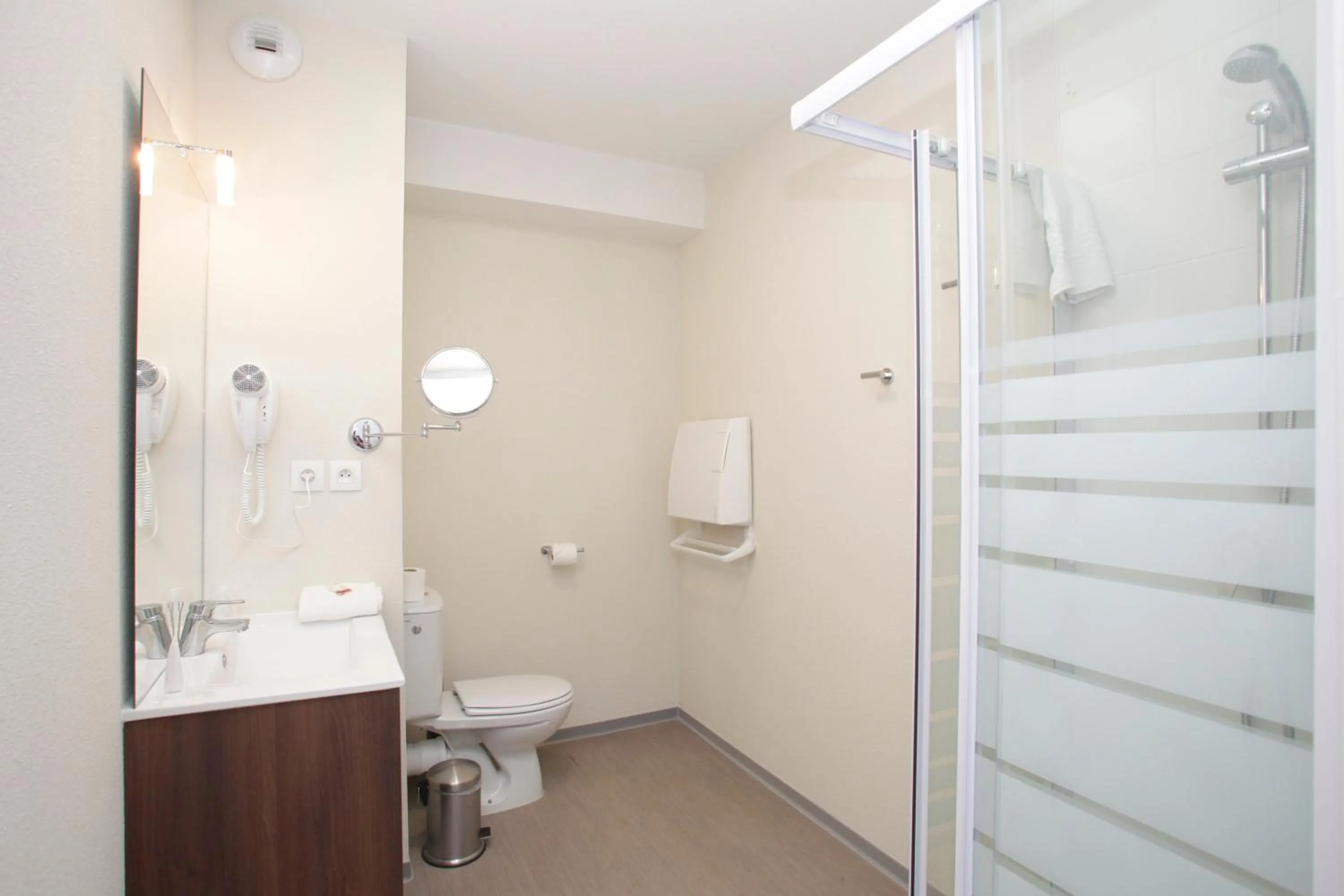 Shower in Appart'hôtel Odalys City - Orléans Centre