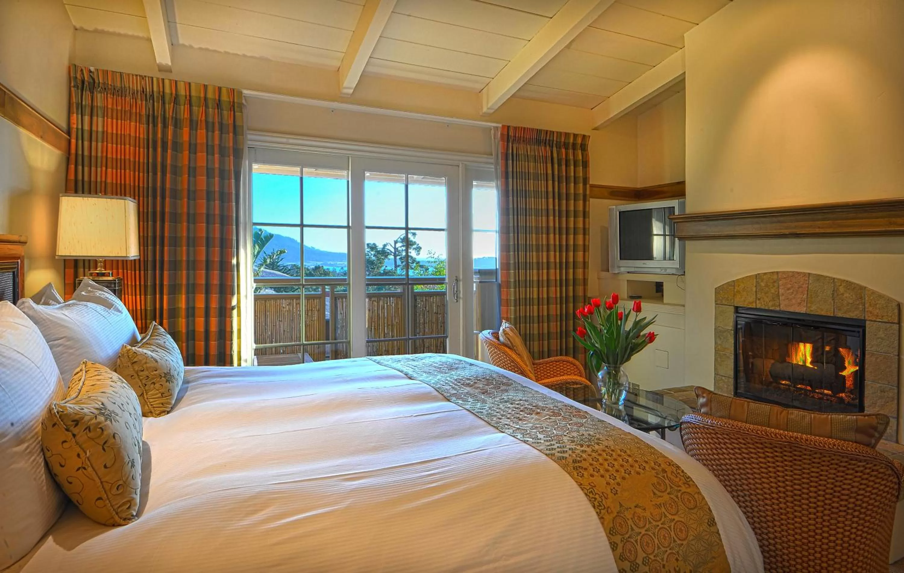 Photo of the whole room, Bed in Tradewinds Carmel