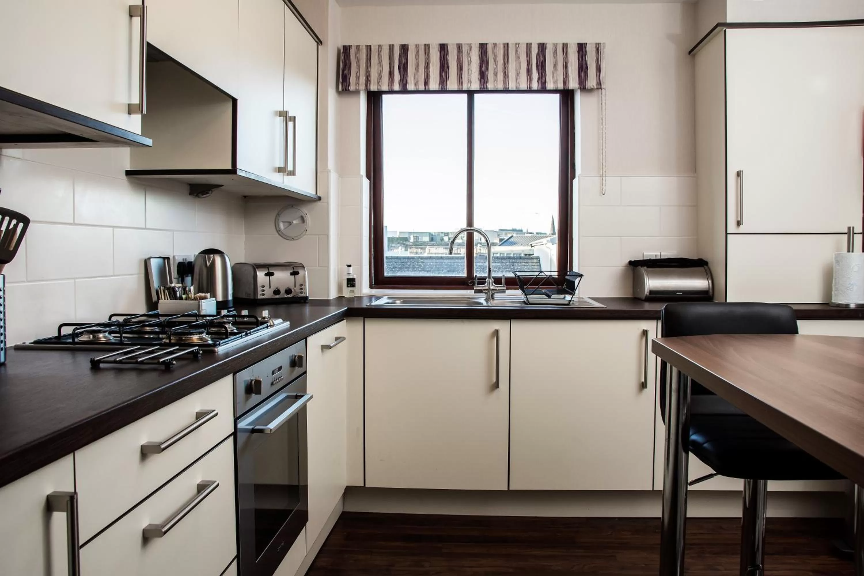 Kitchen or kitchenette in The Knight Residence by Mansley