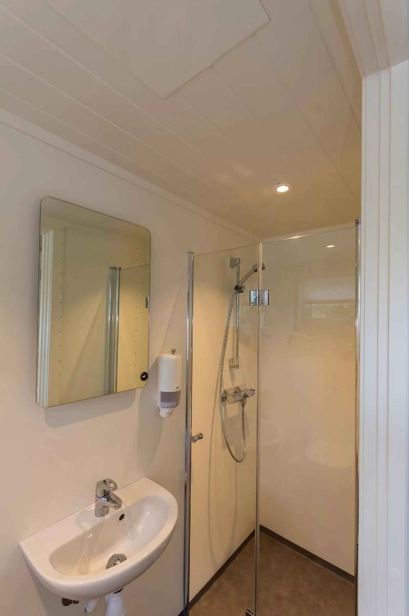 Shower, Bathroom in Krøgeneslåven Microtel