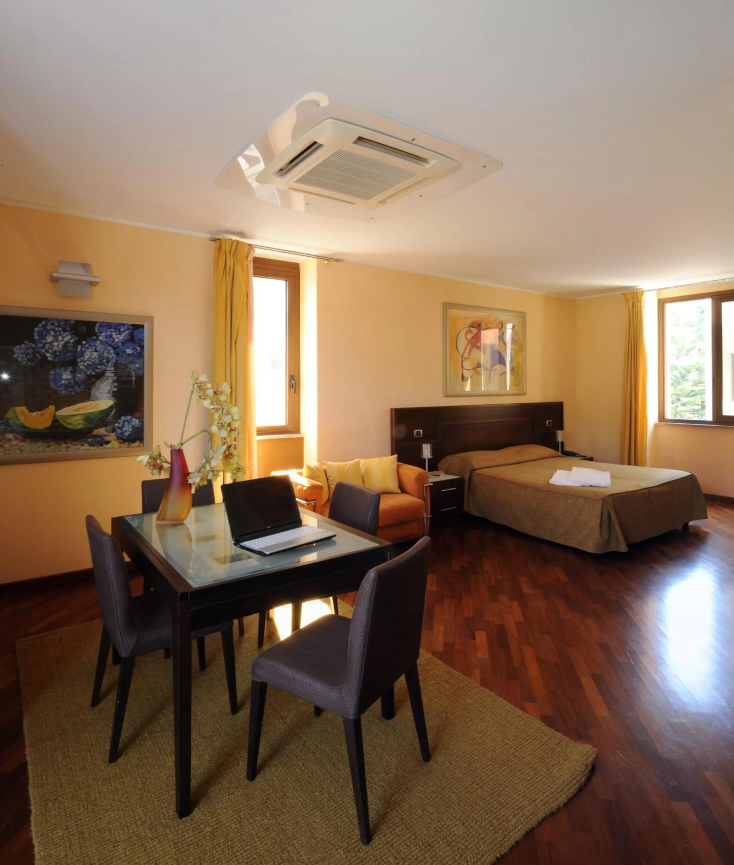 Living room, Bed in Panorama Hotel