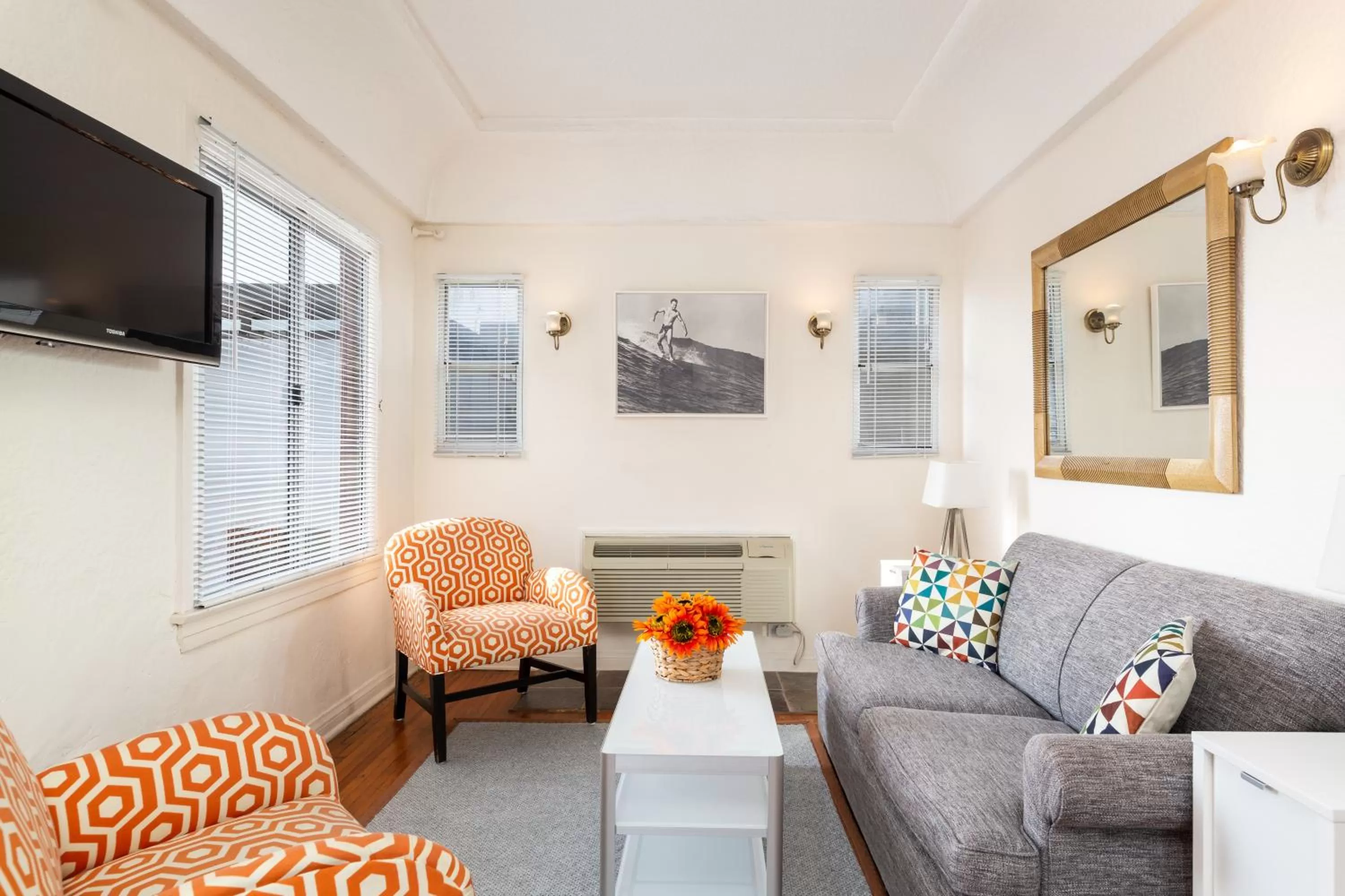 Communal lounge/ TV room in The Sea View Inn At The Beach