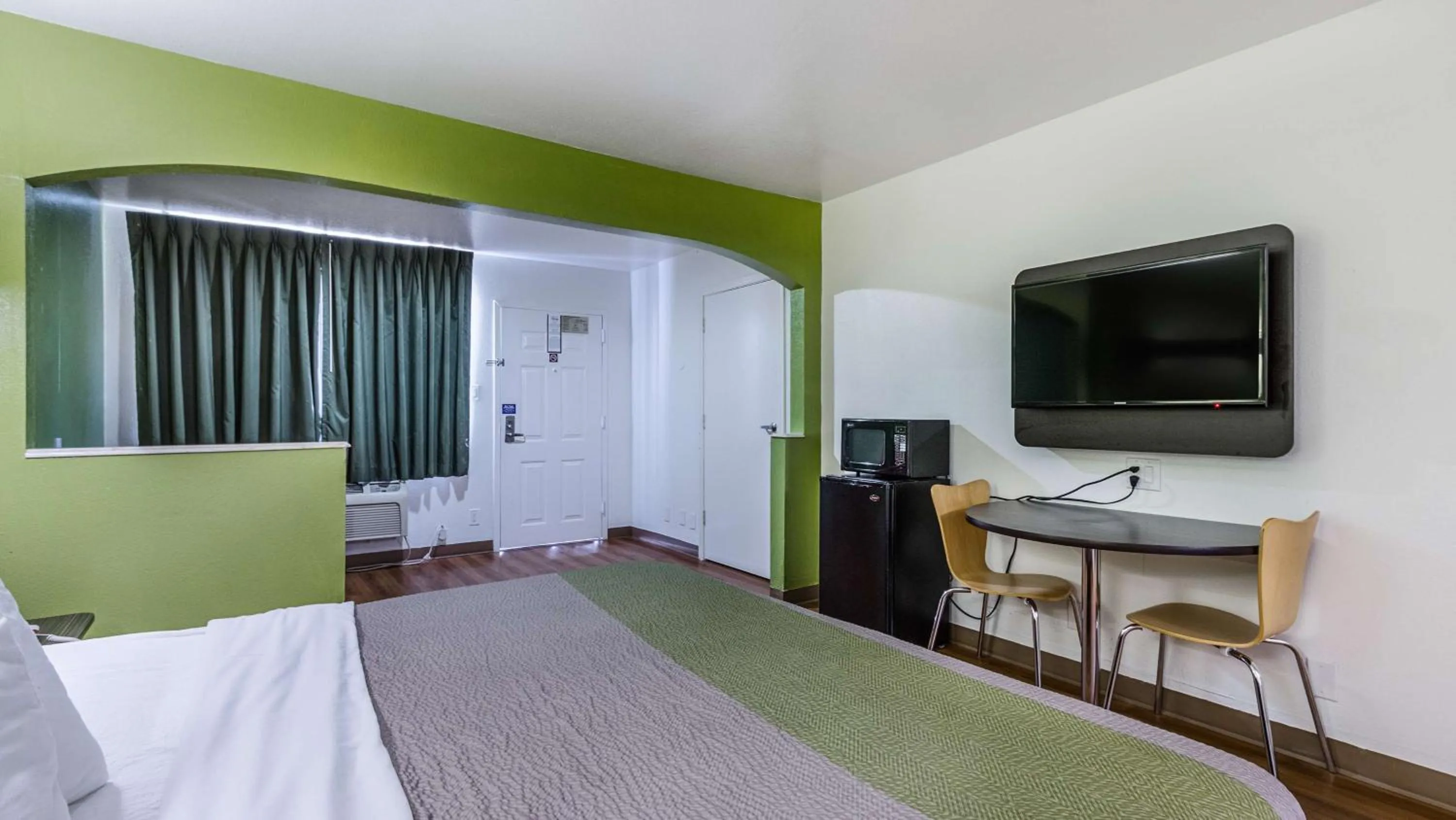 Photo of the whole room, Bed in Motel 6-San Marcos, TX - North