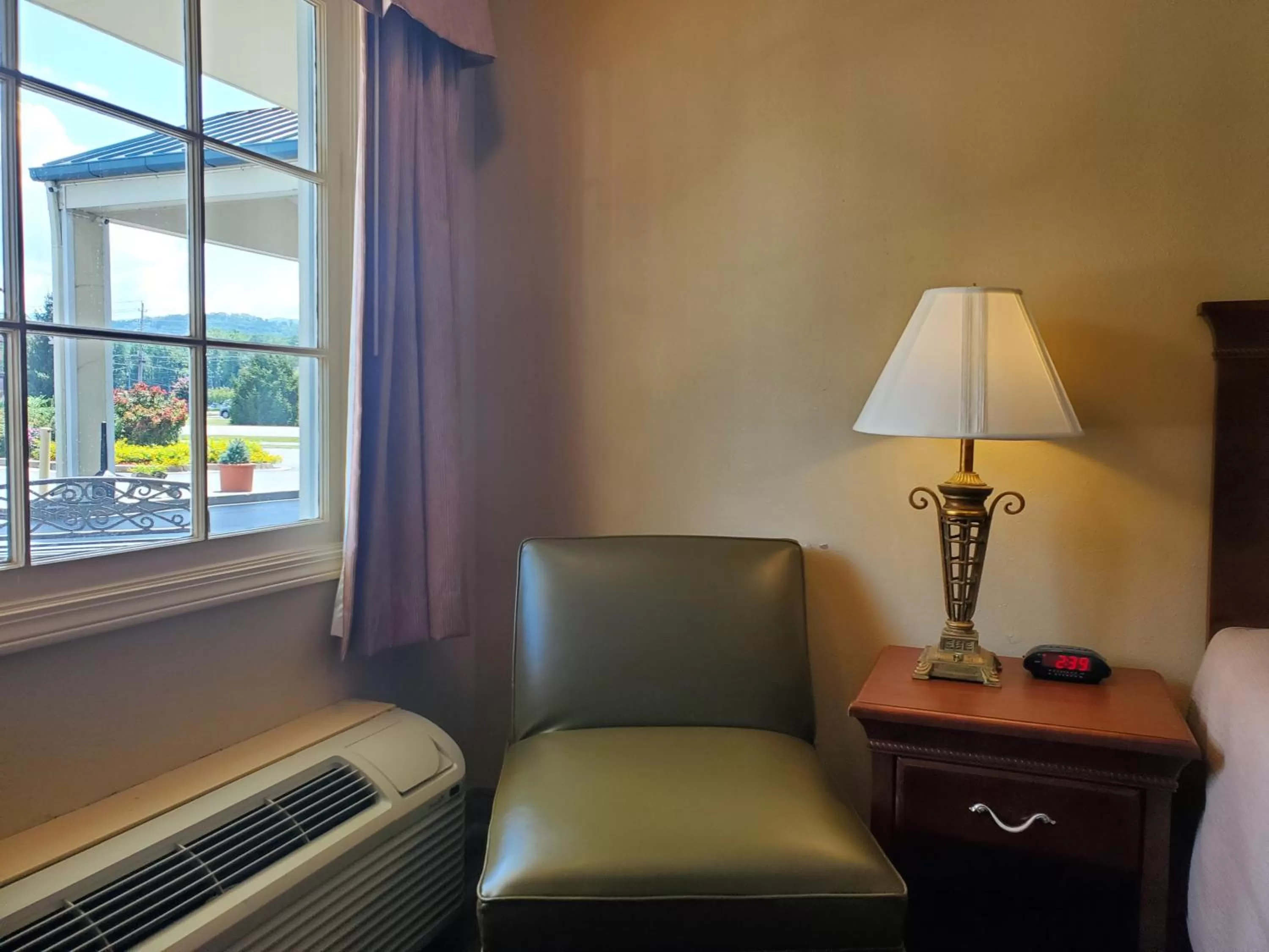 Seating area in Colonial House Motel