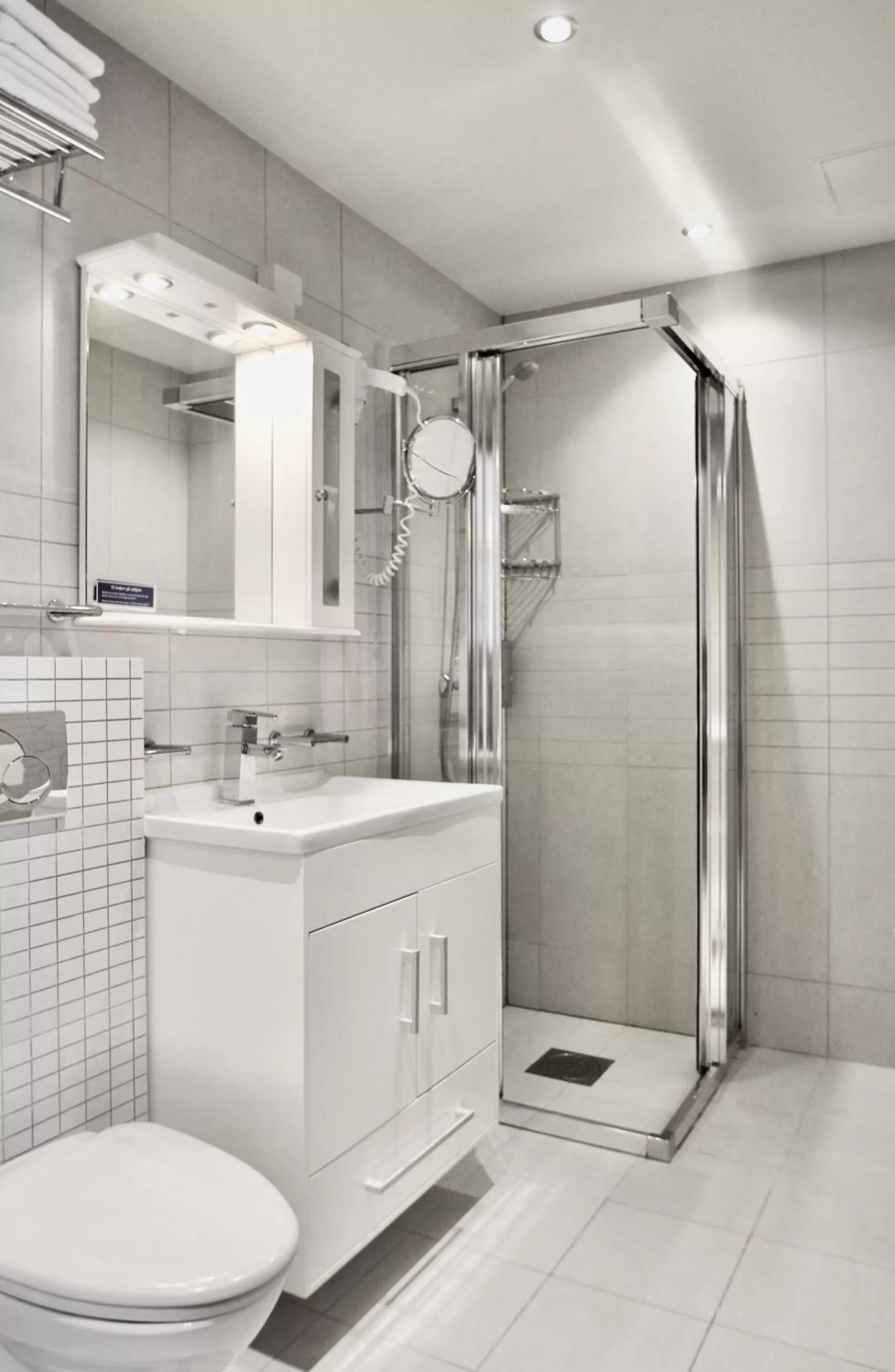 Shower in Super Stay Hotel, Oslo