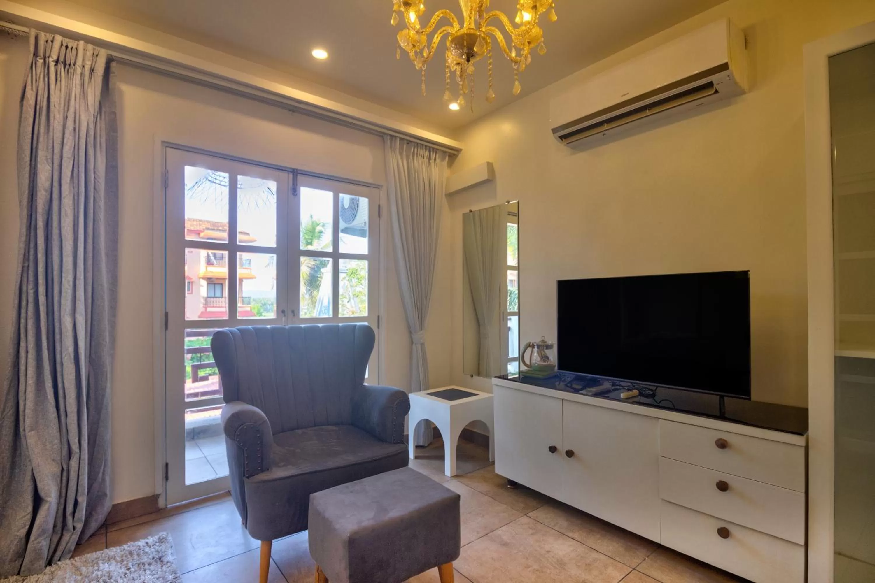 TV and multimedia, TV/Entertainment Center in Pajaros Blu