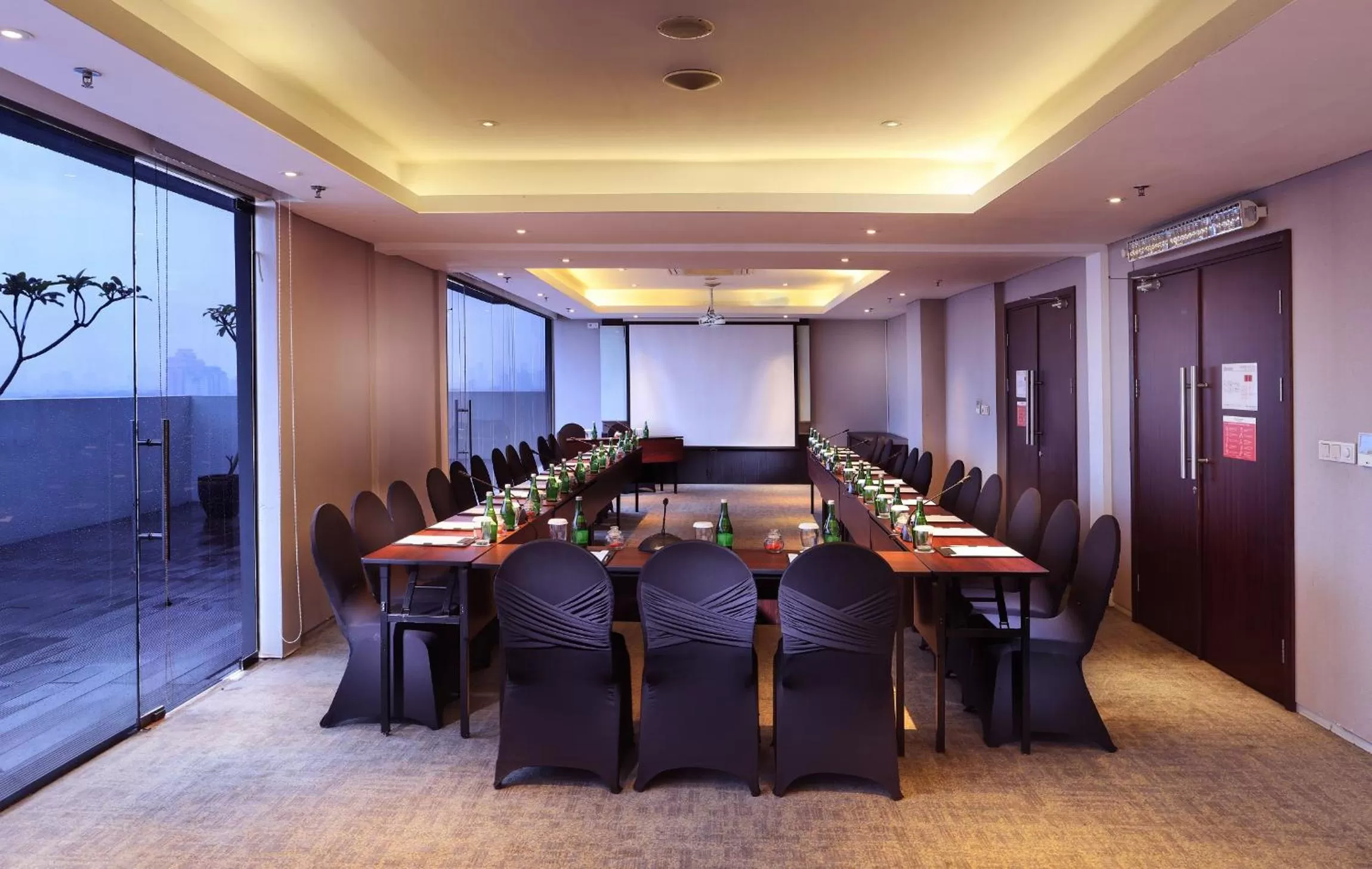Meeting/conference room in Swiss-Belhotel Pondok Indah