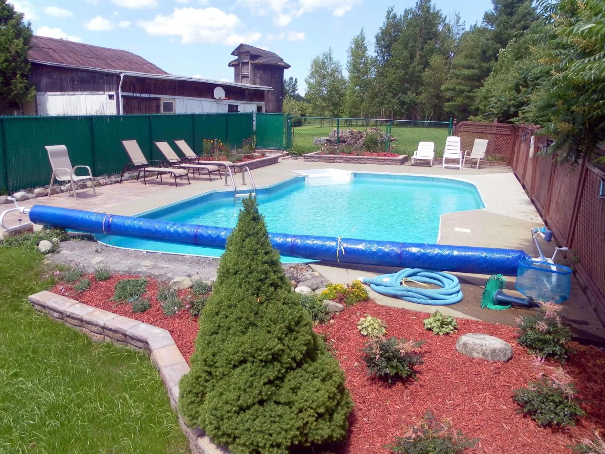 Swimming pool in Auberge de la Tour et Spa