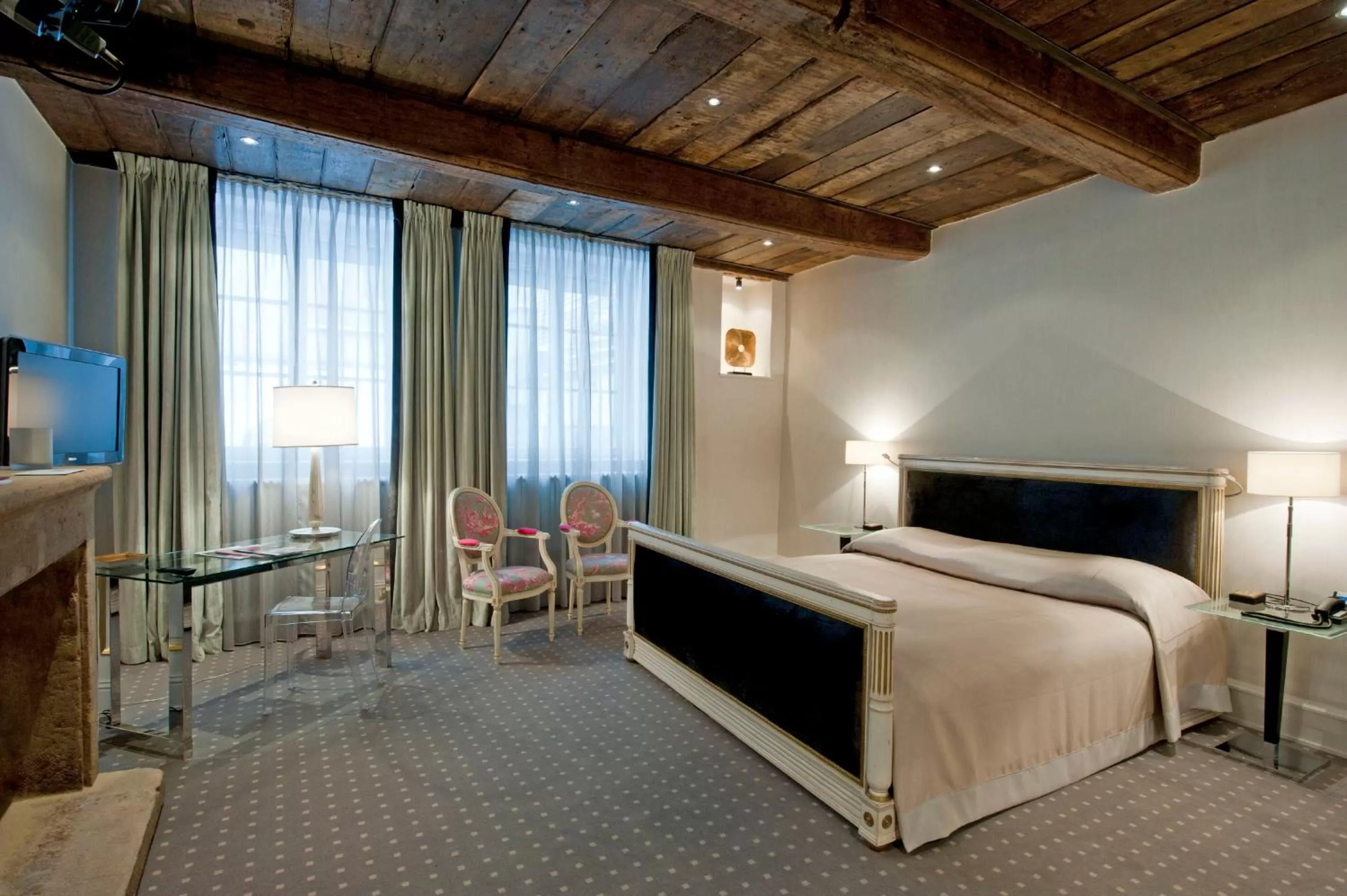 Photo of the whole room, Bed in Hotel Le Place d'Armes - Relais & Châteaux