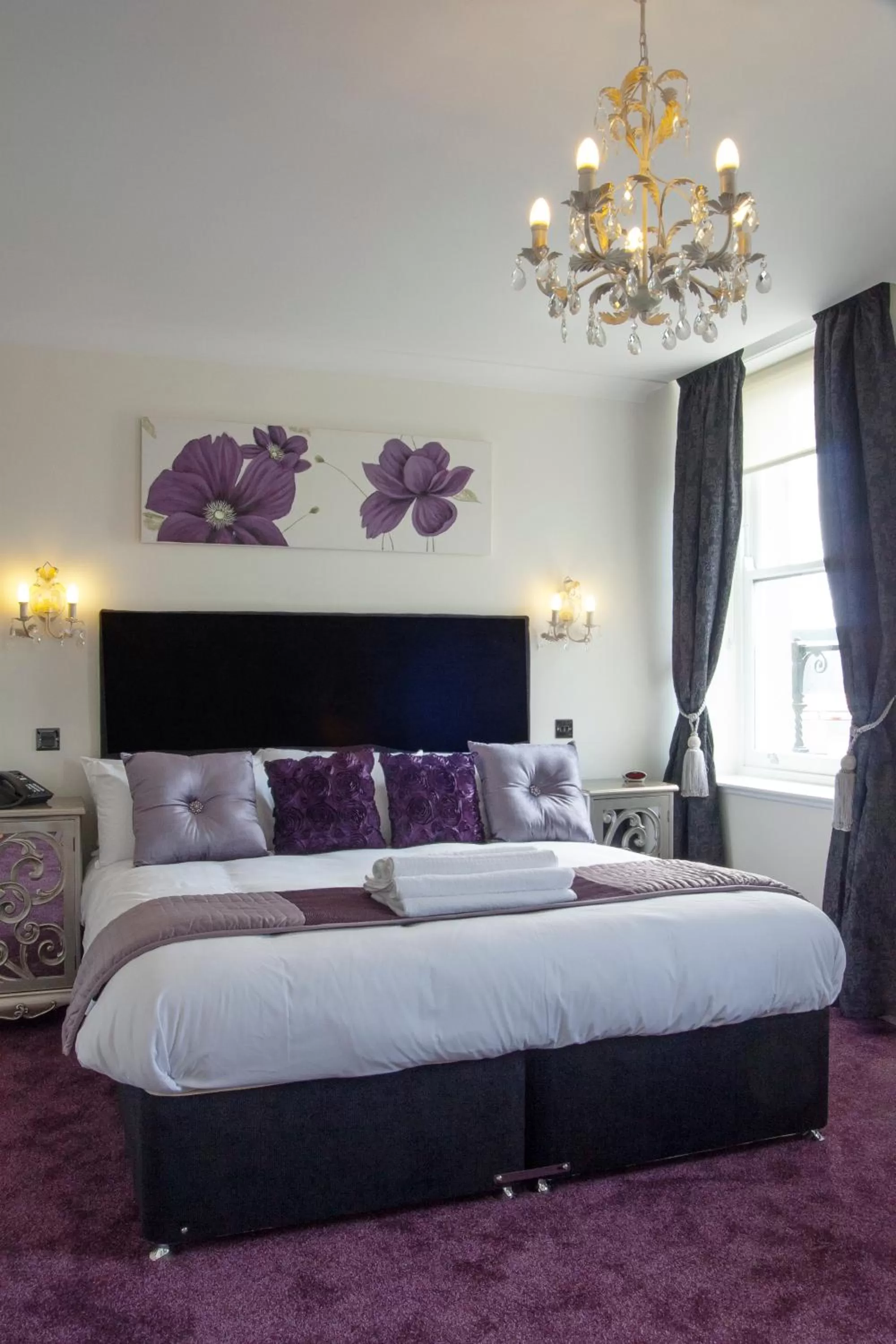 Bedroom, Bed in The Ship Leopard Hotel - No Children