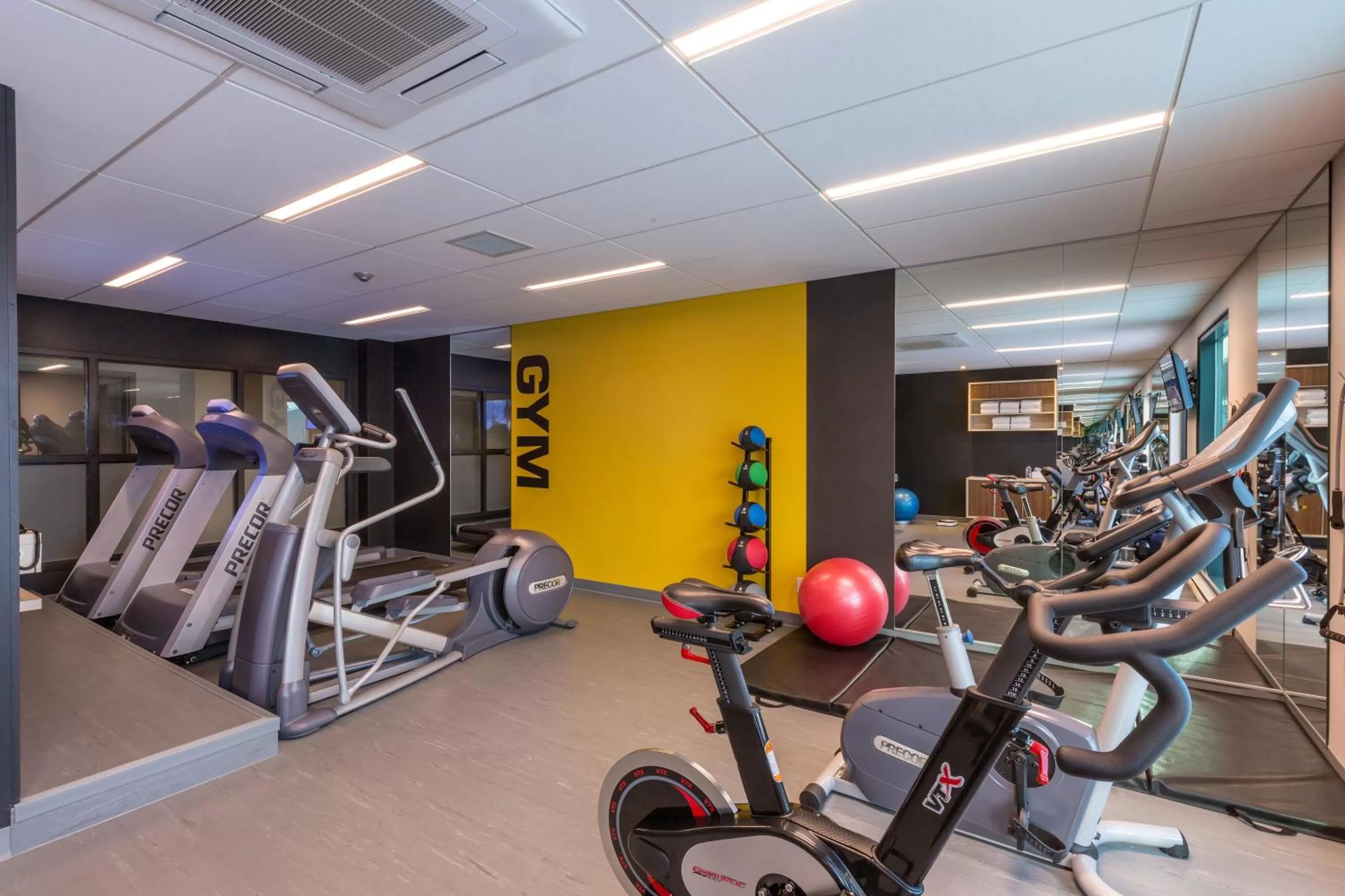 Fitness centre/facilities in Hôtel & Suites Normandin Québec