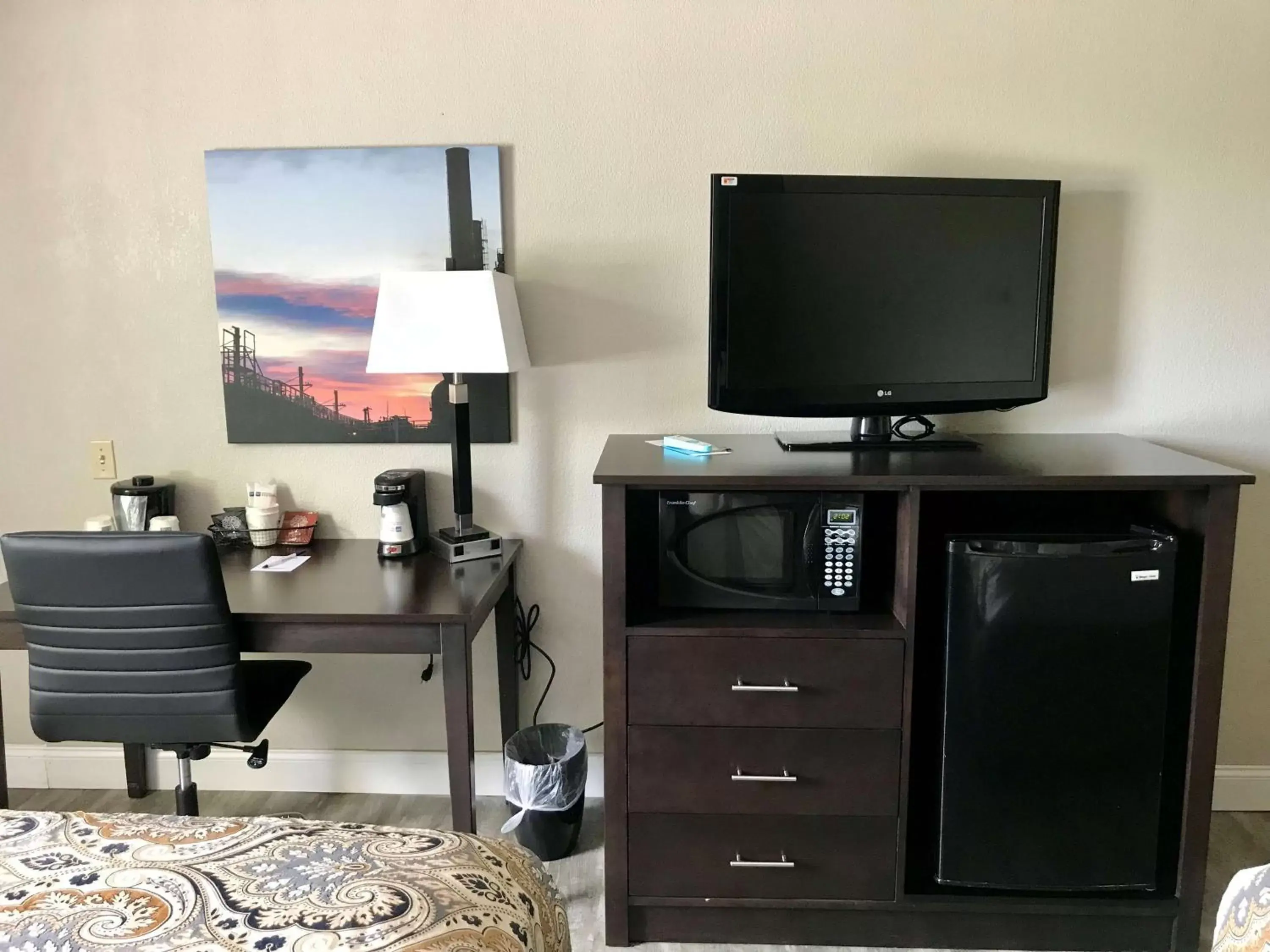 Deluxe King Room in SureStay Plus Hotel by Best Western Lehigh Valley Deluxe King Room in SureStay Plus Hotel by Best Western Lehigh Valley