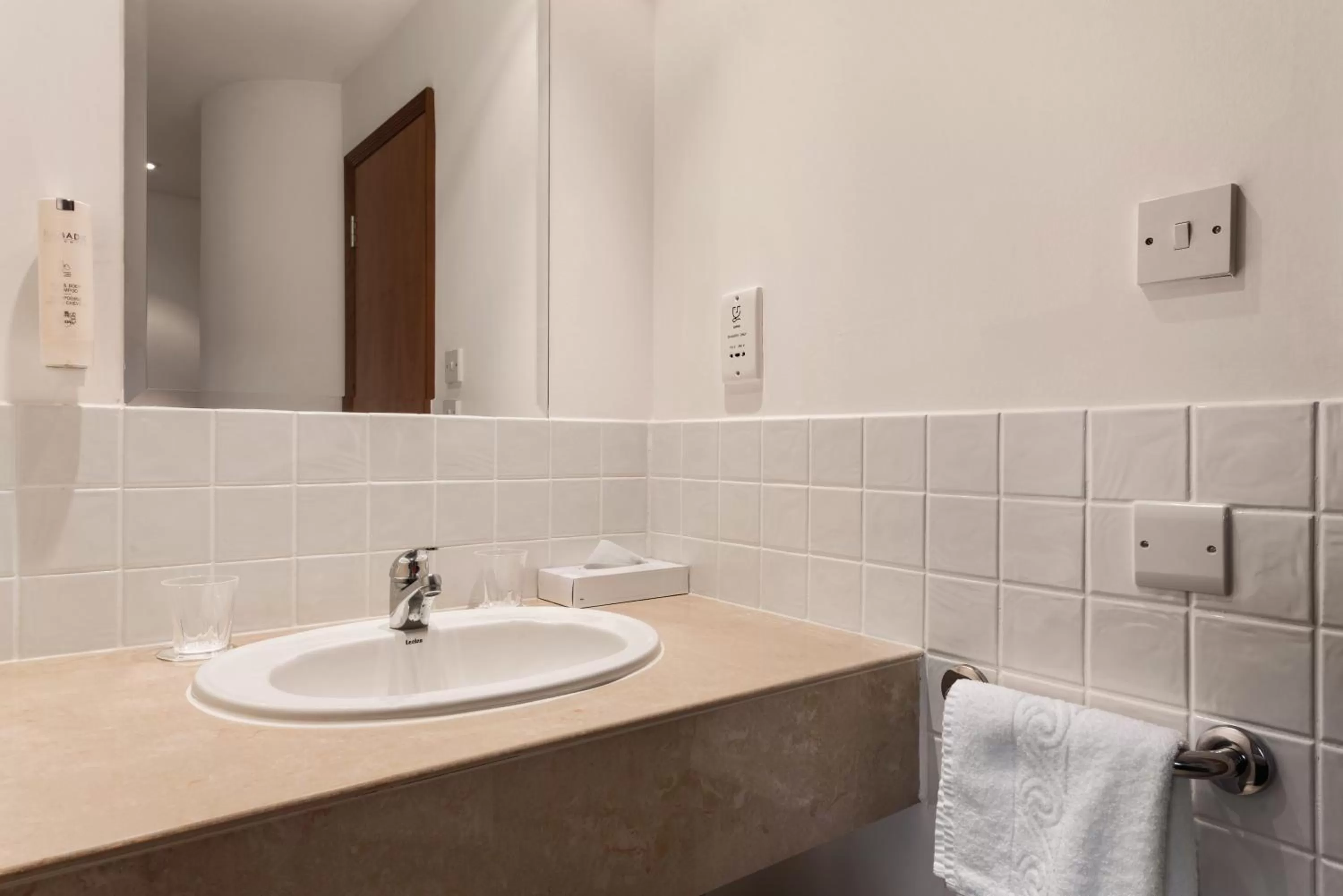 Bathroom in Ramada Cambridge