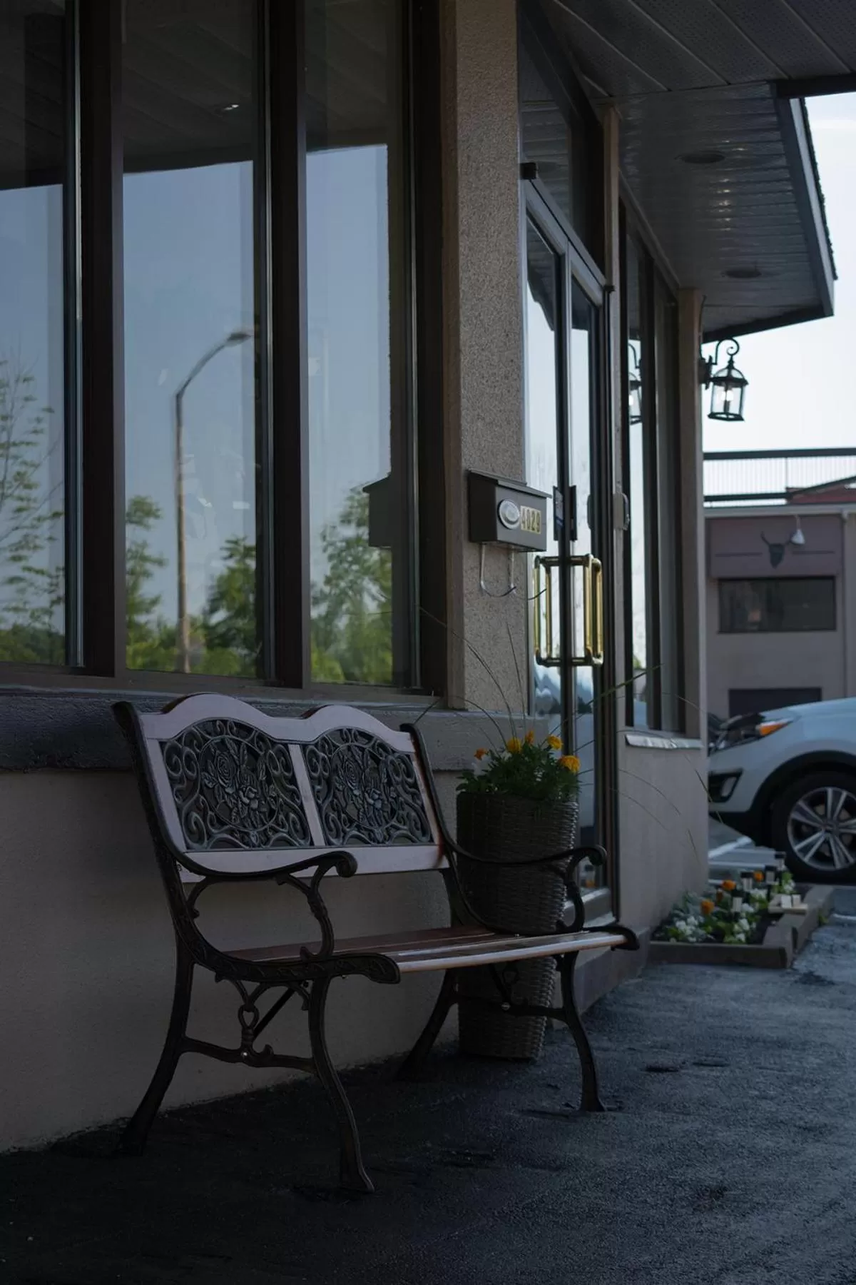 Facade/entrance in River Rapids Inn