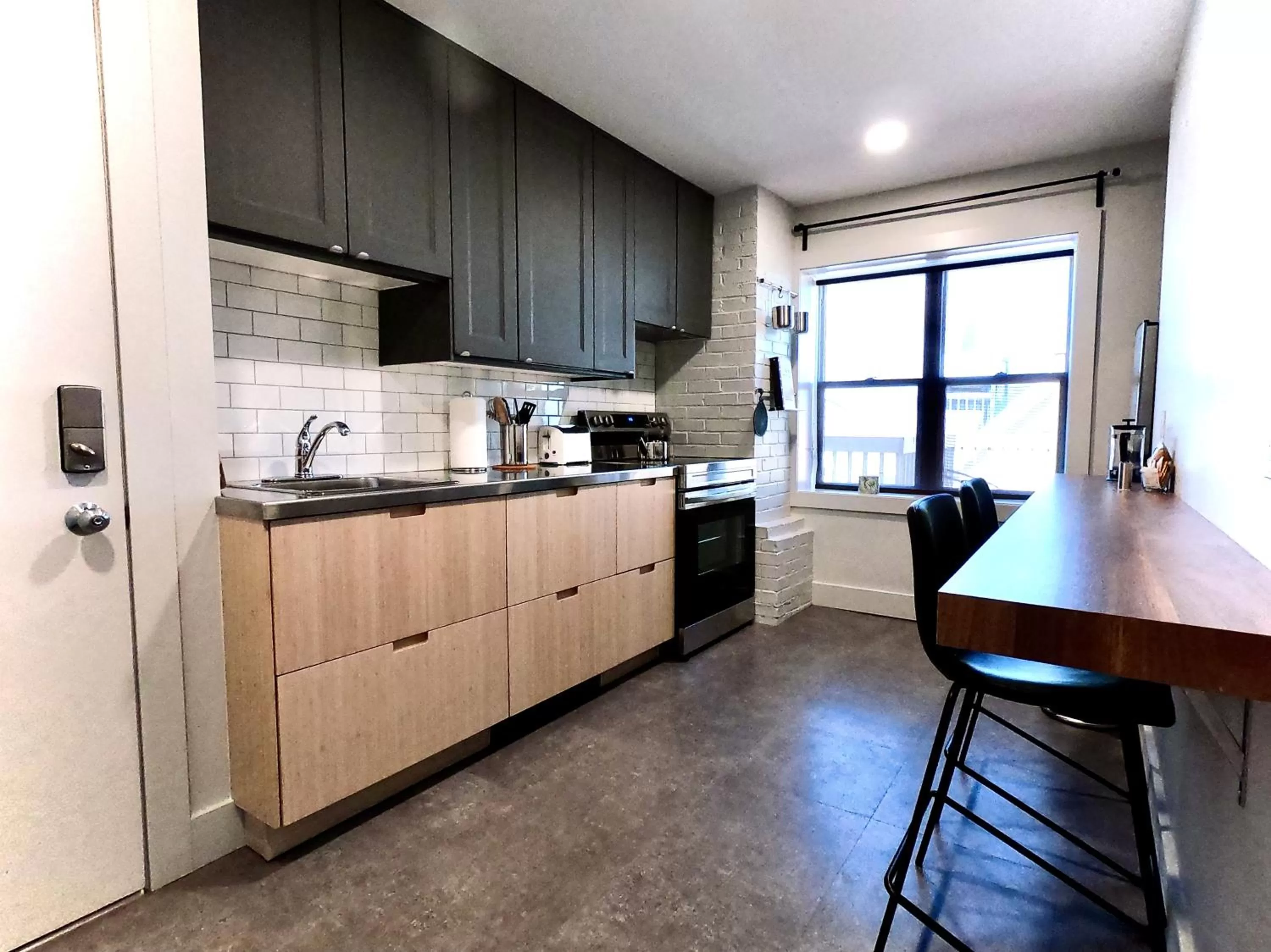 Kitchen or kitchenette in Morel Executive Suites