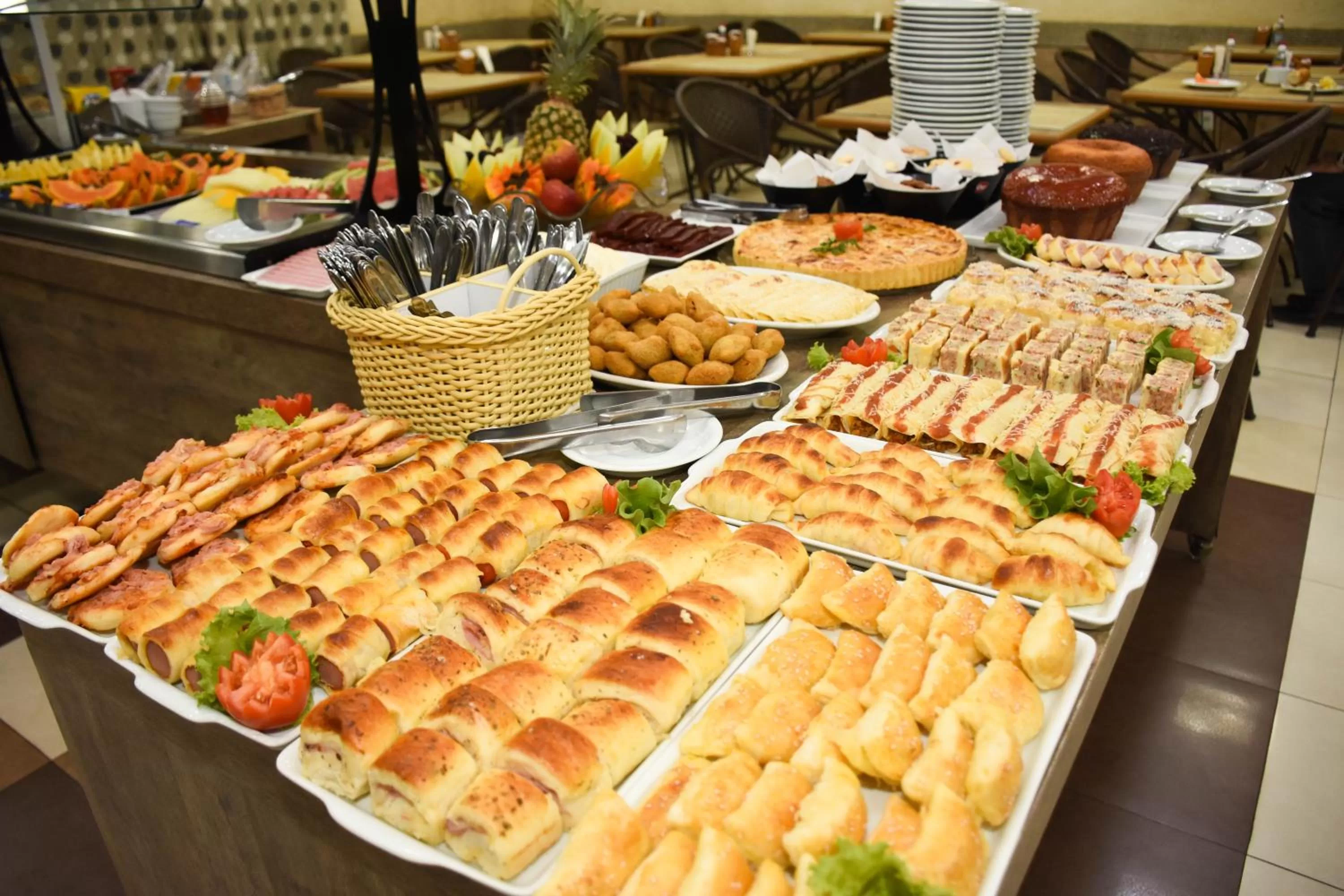 Food in Larison Executive - by Easy Hotéis