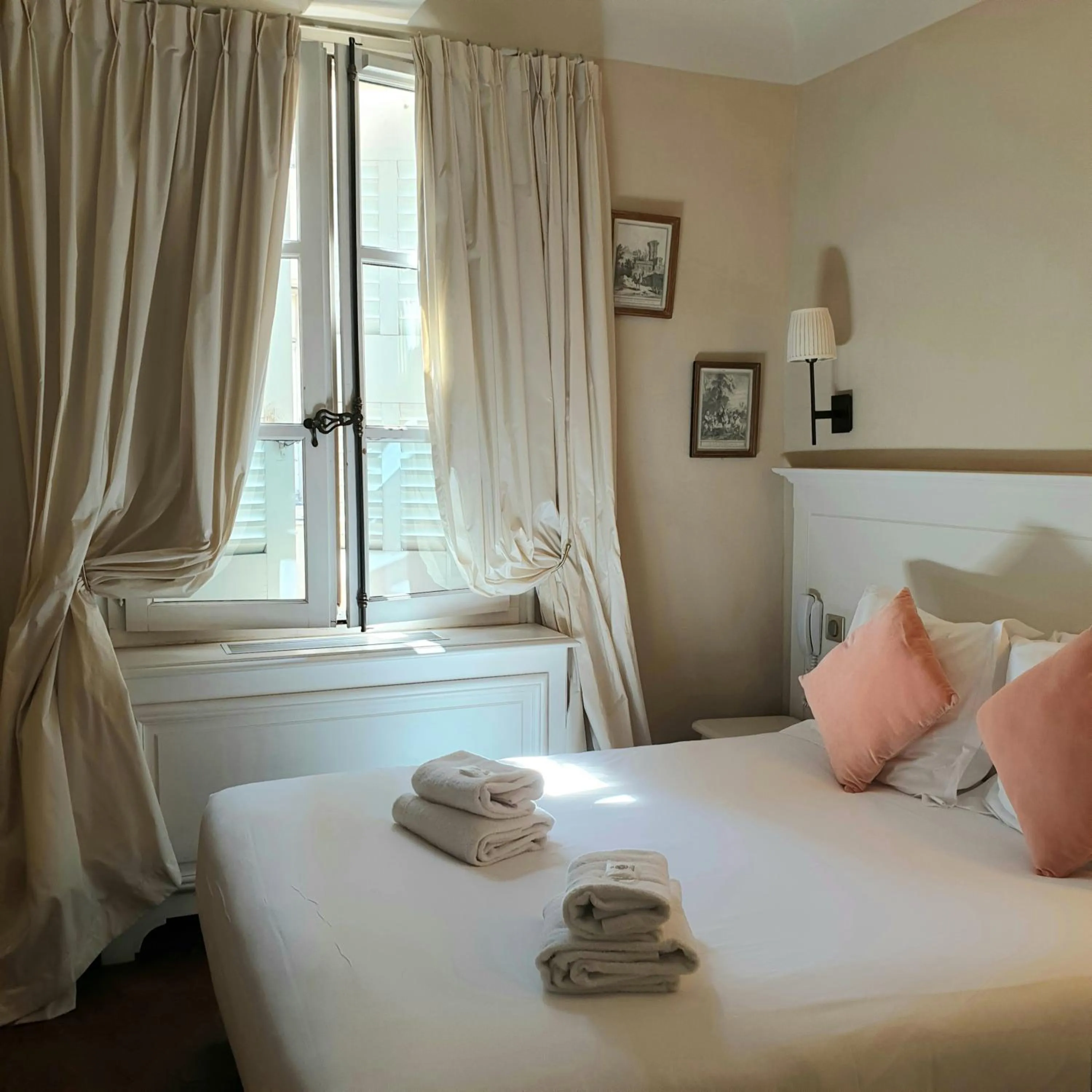 Bed in Les Quatre Dauphins