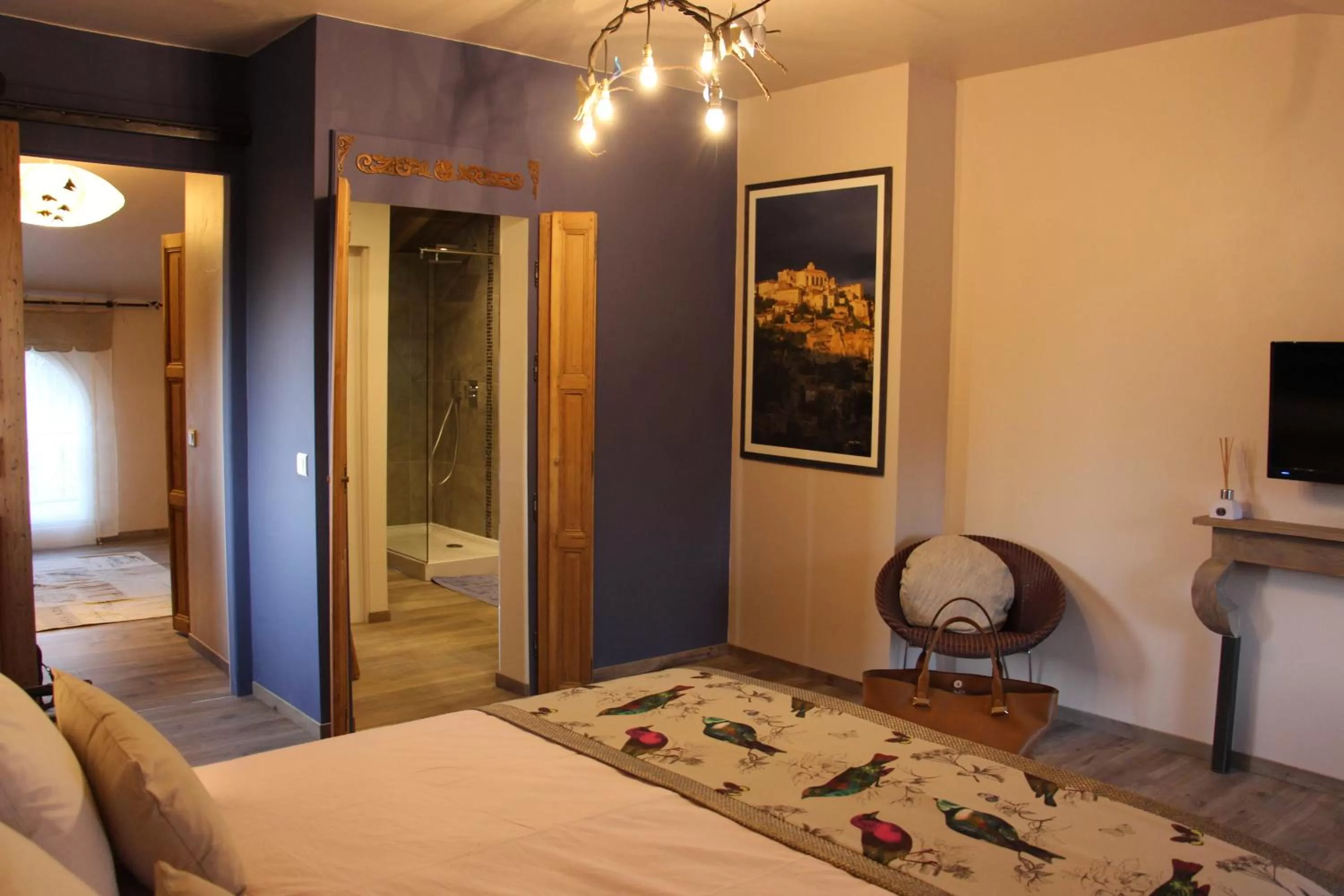 Photo of the whole room in Sous les Platanes B&B