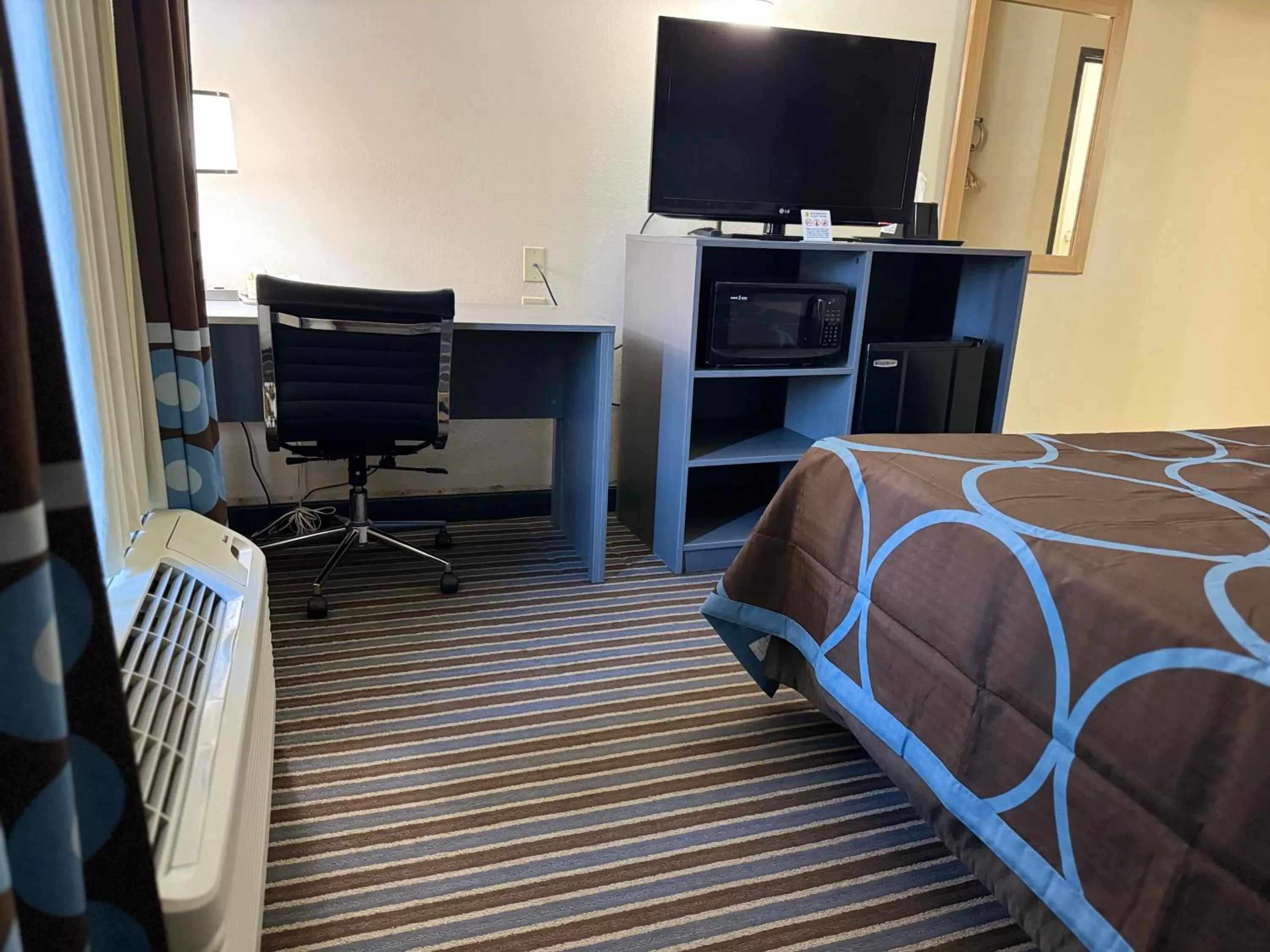 TV and multimedia, Bed in Super 8 by Wyndham Columbia Clark Lane