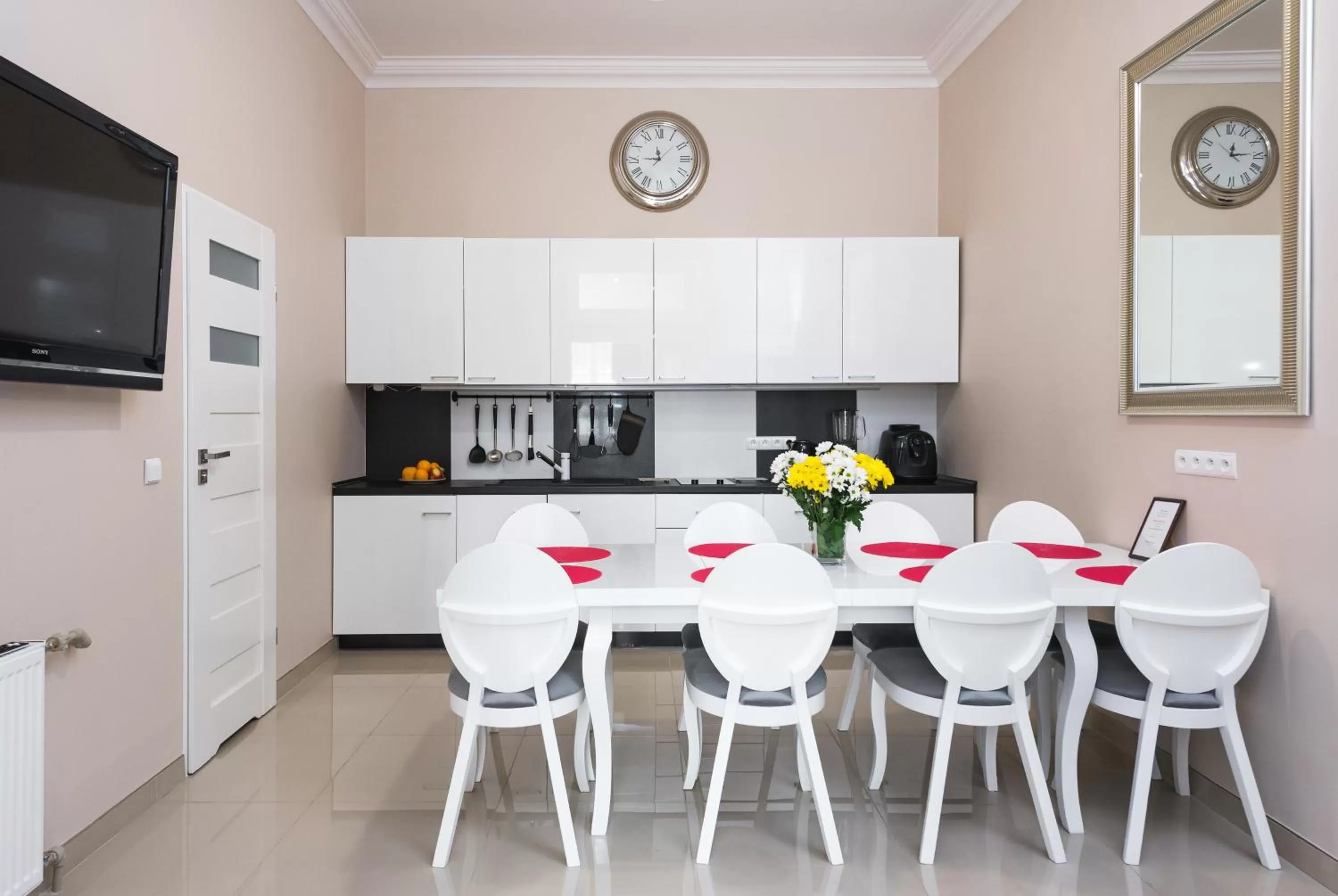 Kitchen or kitchenette, Dining Area in Rembrandt Aparthotel