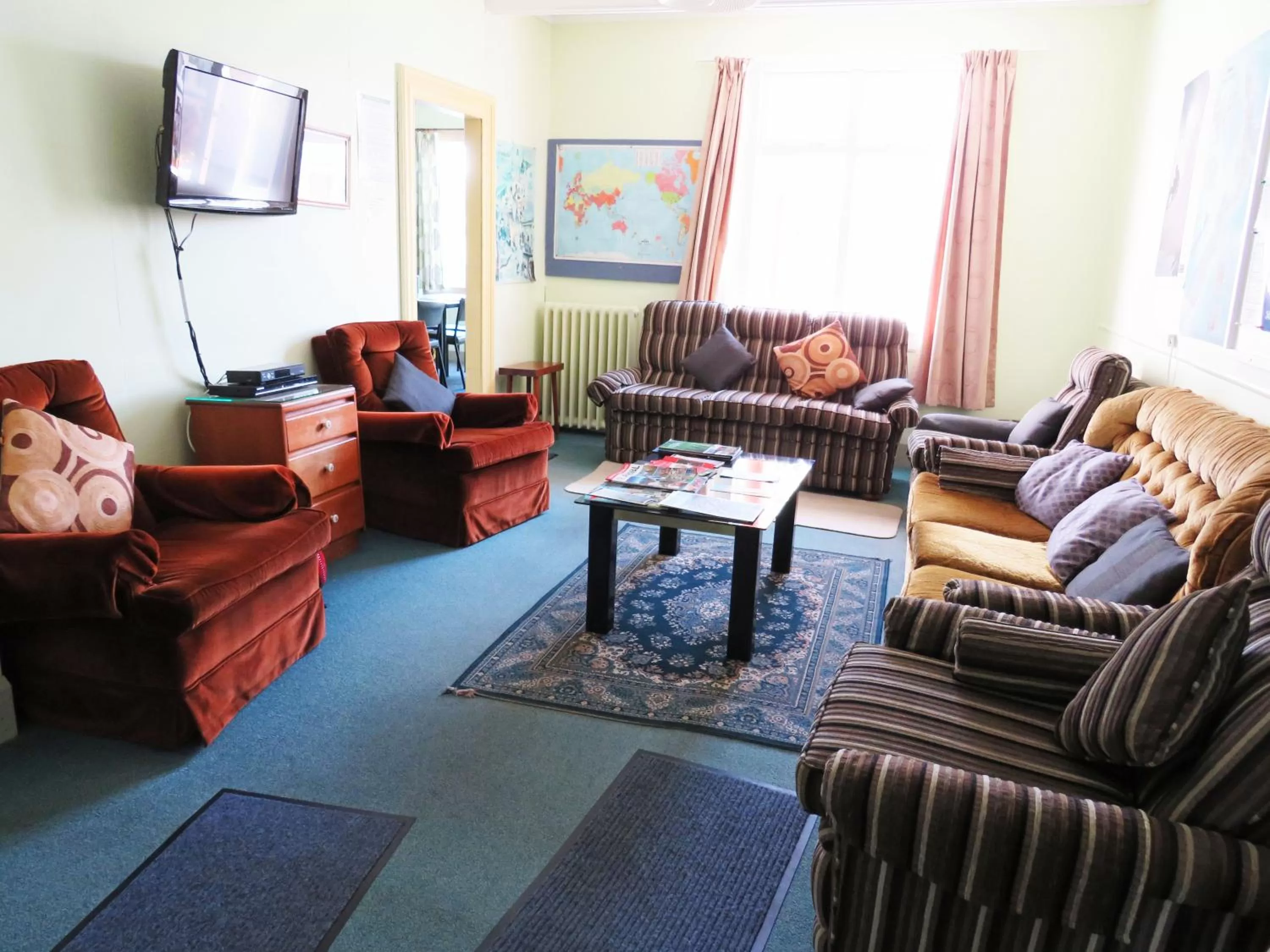 Communal lounge/ TV room, Seating Area in Braemar House B&B and YHA Hostel
