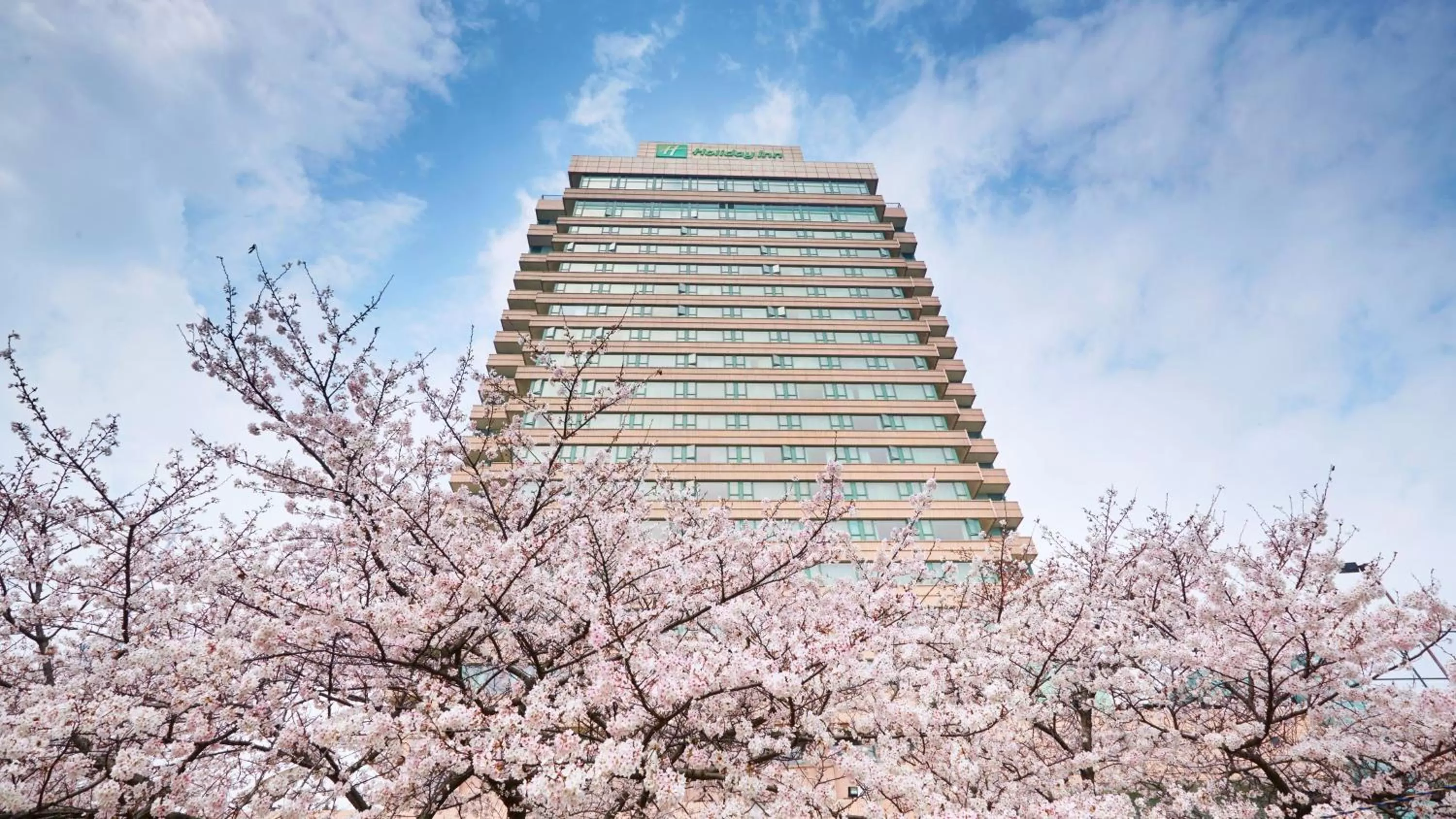 Property building in Holiday Inn Wuhan Riverside by IHG