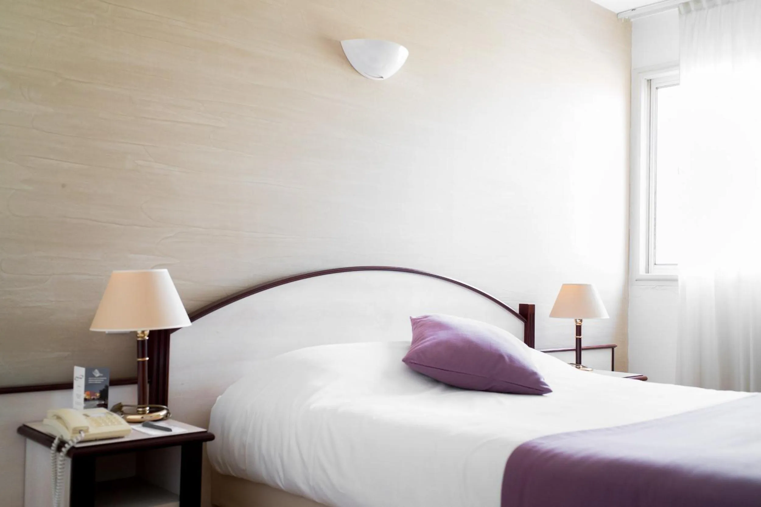 Bedroom, Bed in Hôtel Ariane