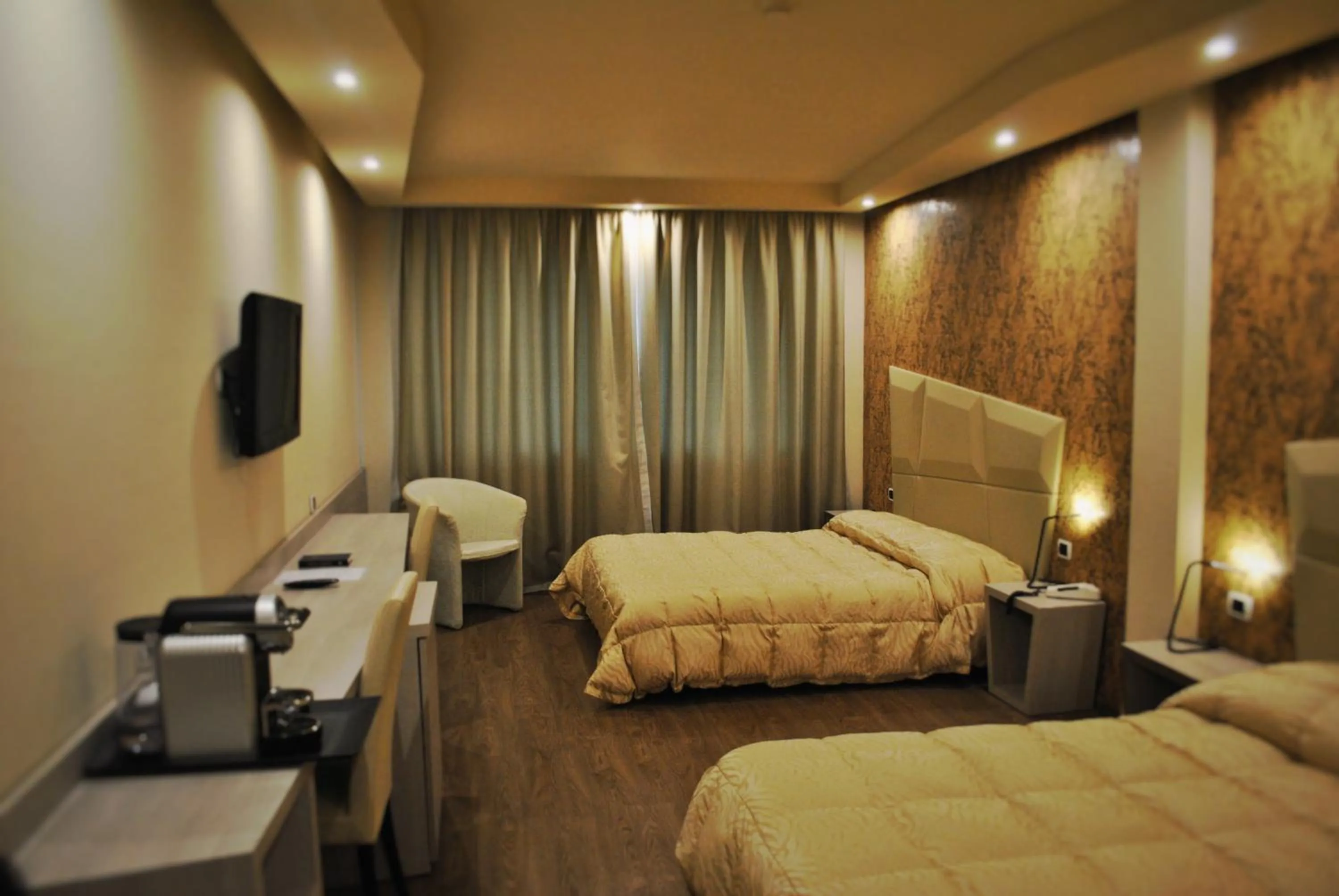 Coffee/tea facilities, Bed in Hostellerie Du Cheval Blanc