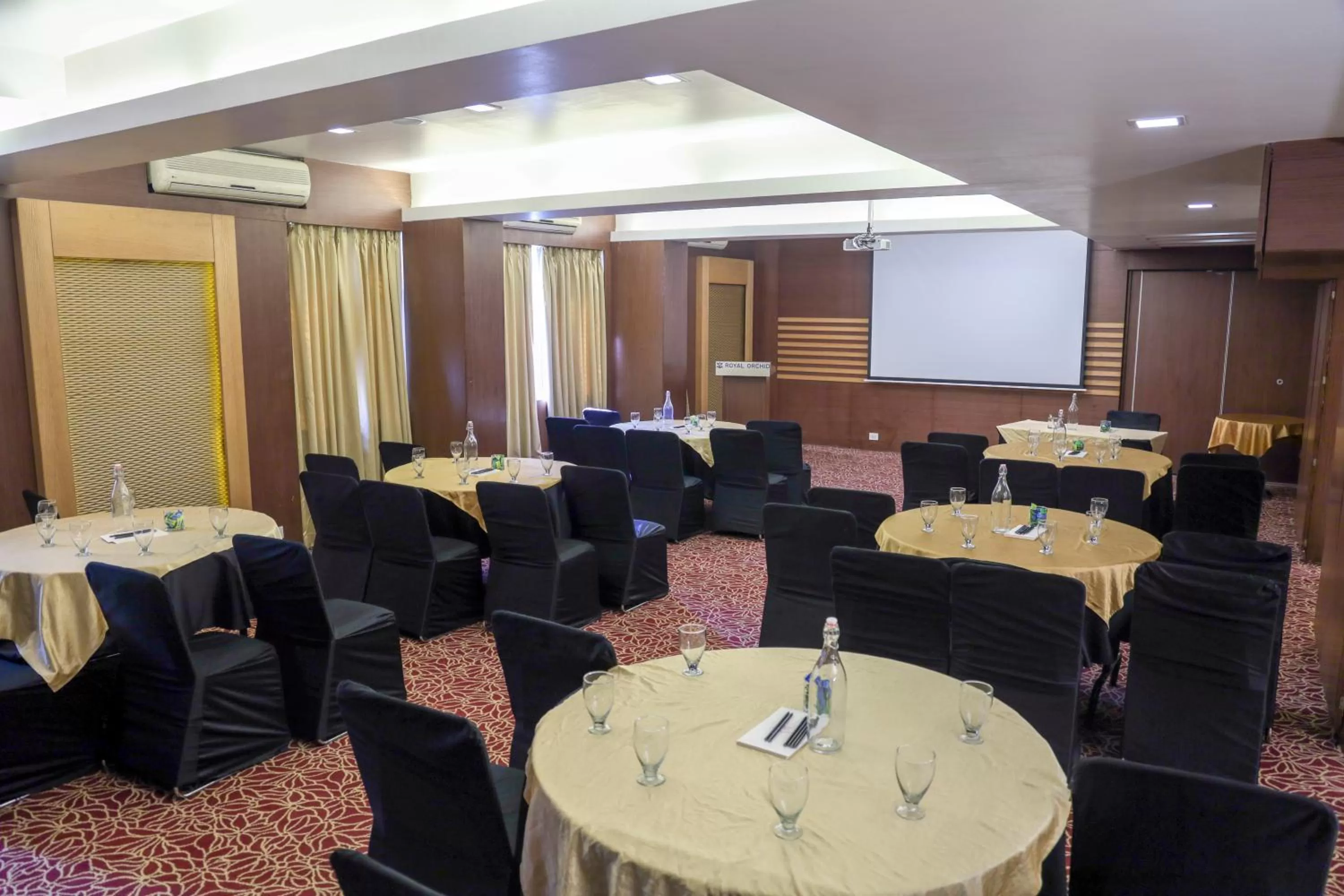 Banquet/Function facilities in Royal Orchid Golden Suites Pune