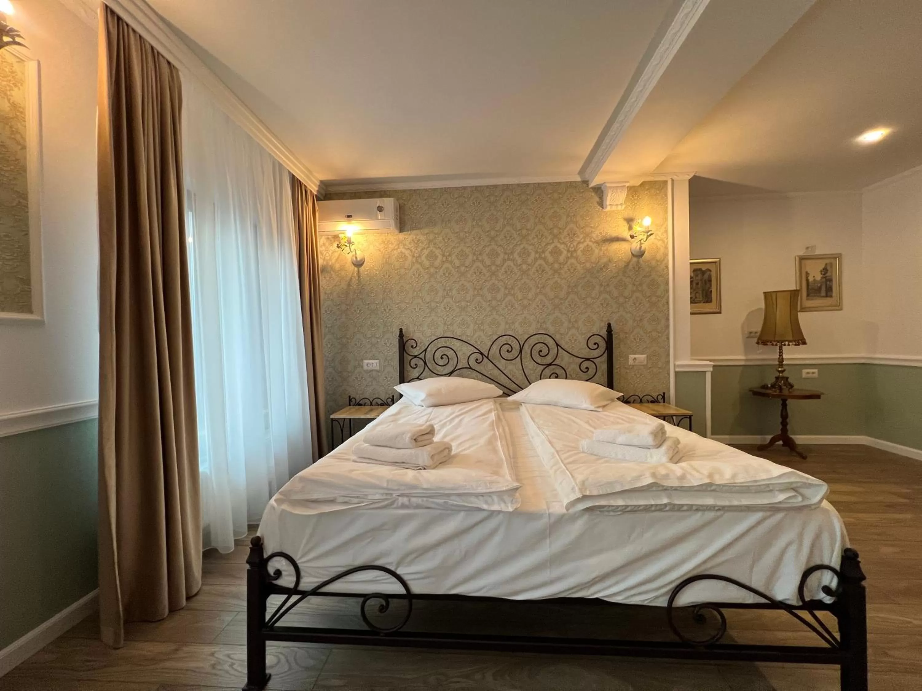 Bed in Hotel Boutique Cathedral Plaza Residences room for rent downtown