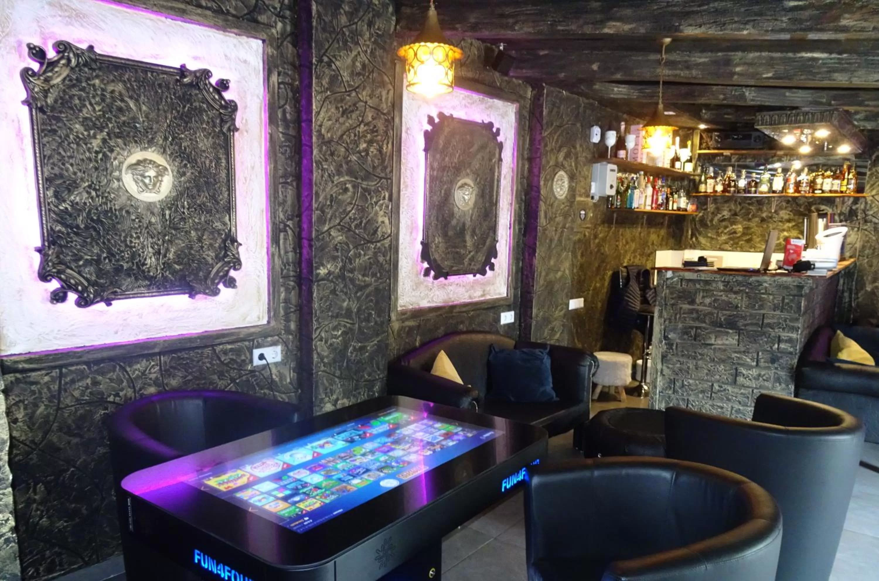 Communal lounge/ TV room in Hotel Deutscher Hof