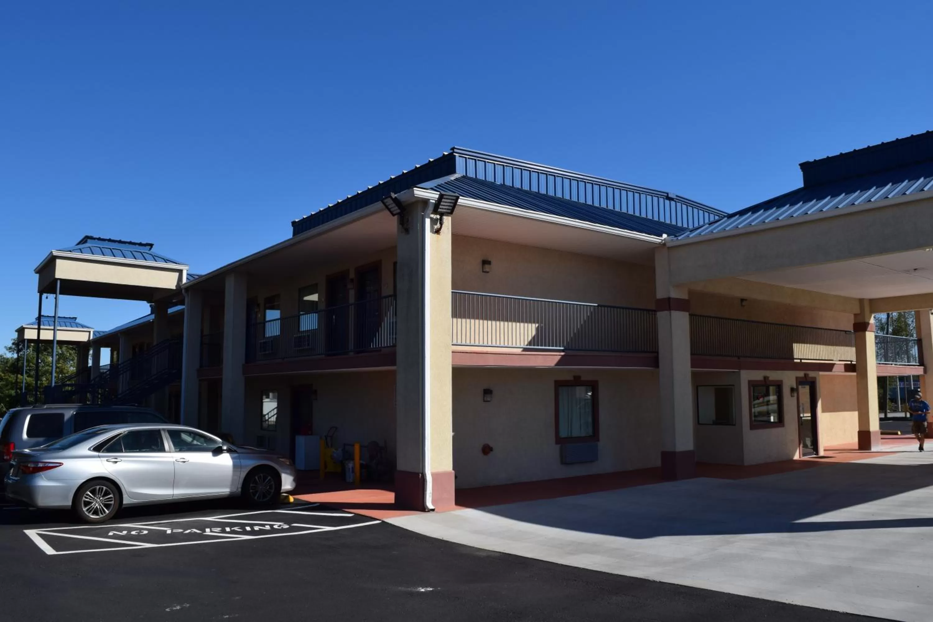 Property building in Royal Inn & Suites