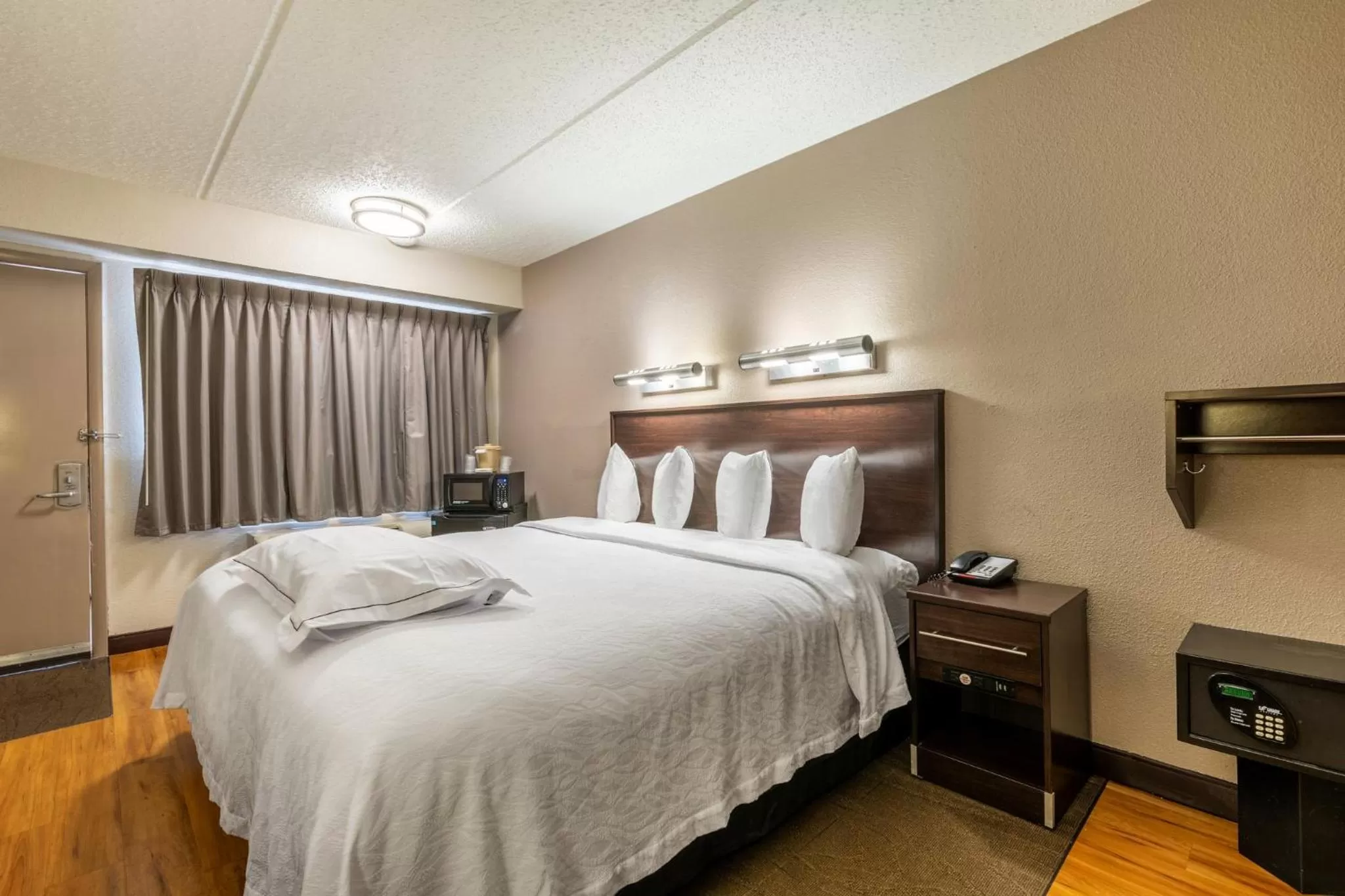 Bedroom, Bed in Red Roof Inn PLUS+ Nashville Airport