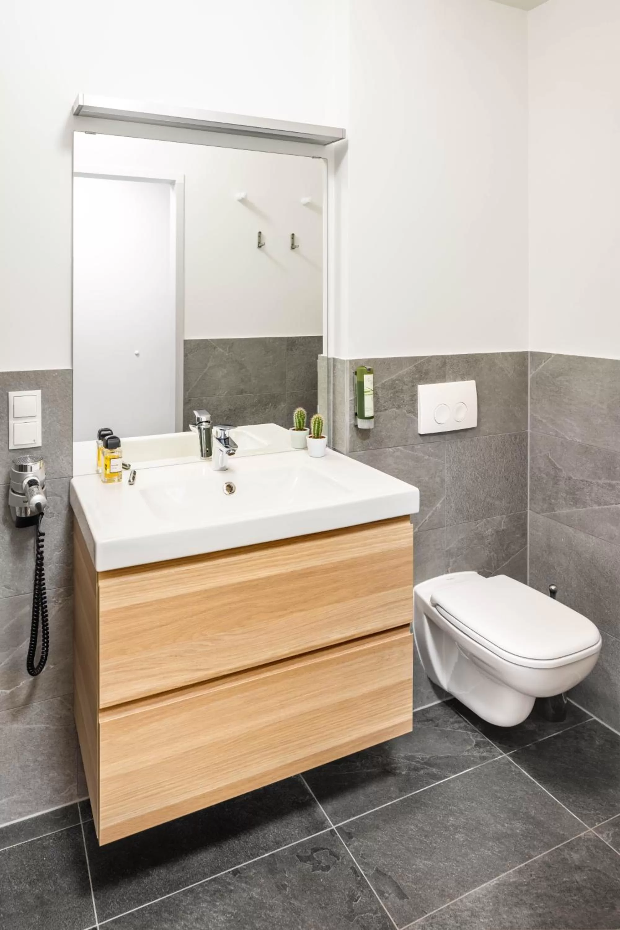 Toilet in Jimmy's Apartments Lory