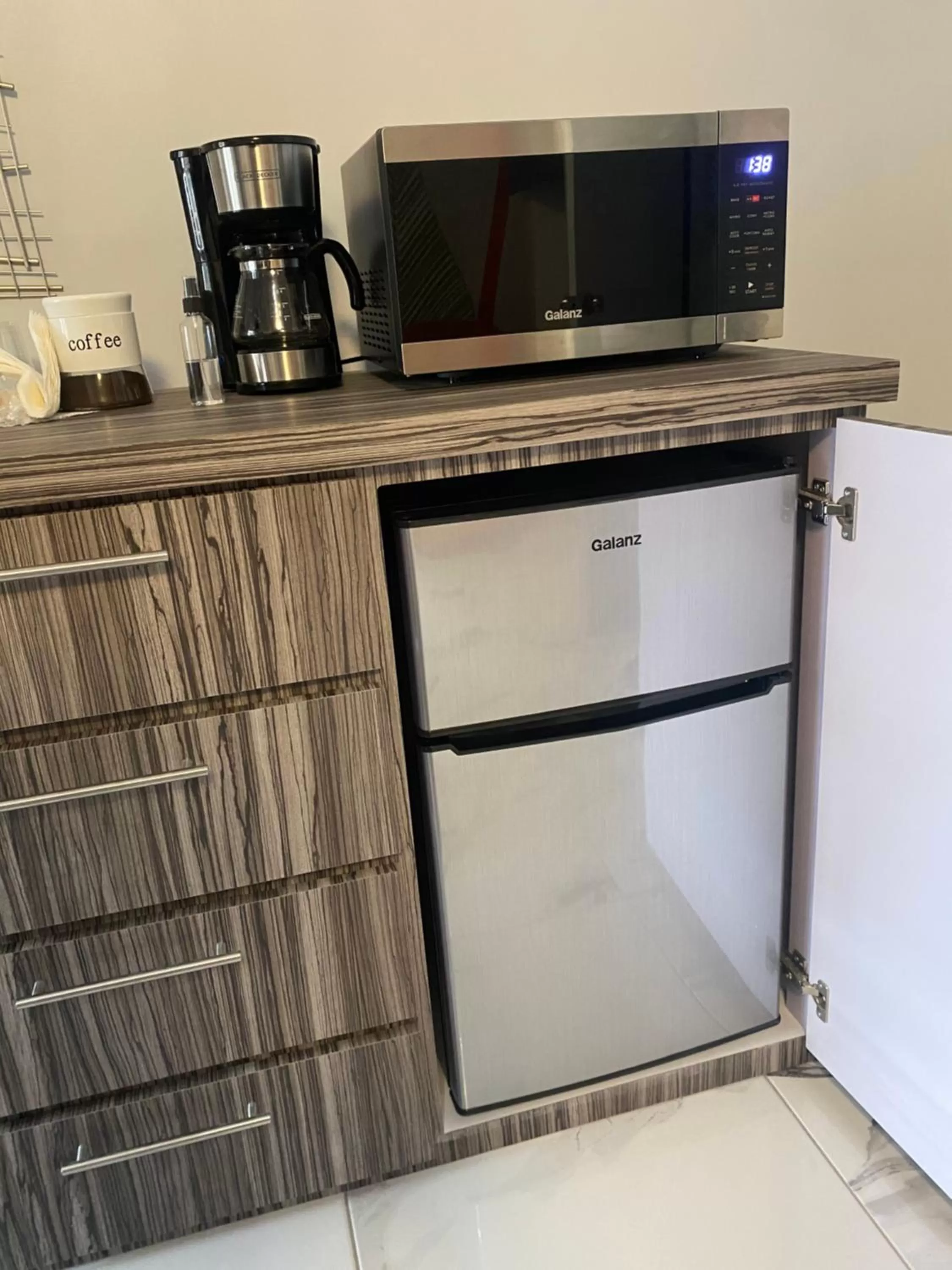 Kitchen or kitchenette, TV/Entertainment Center in Itza-Bella Suites